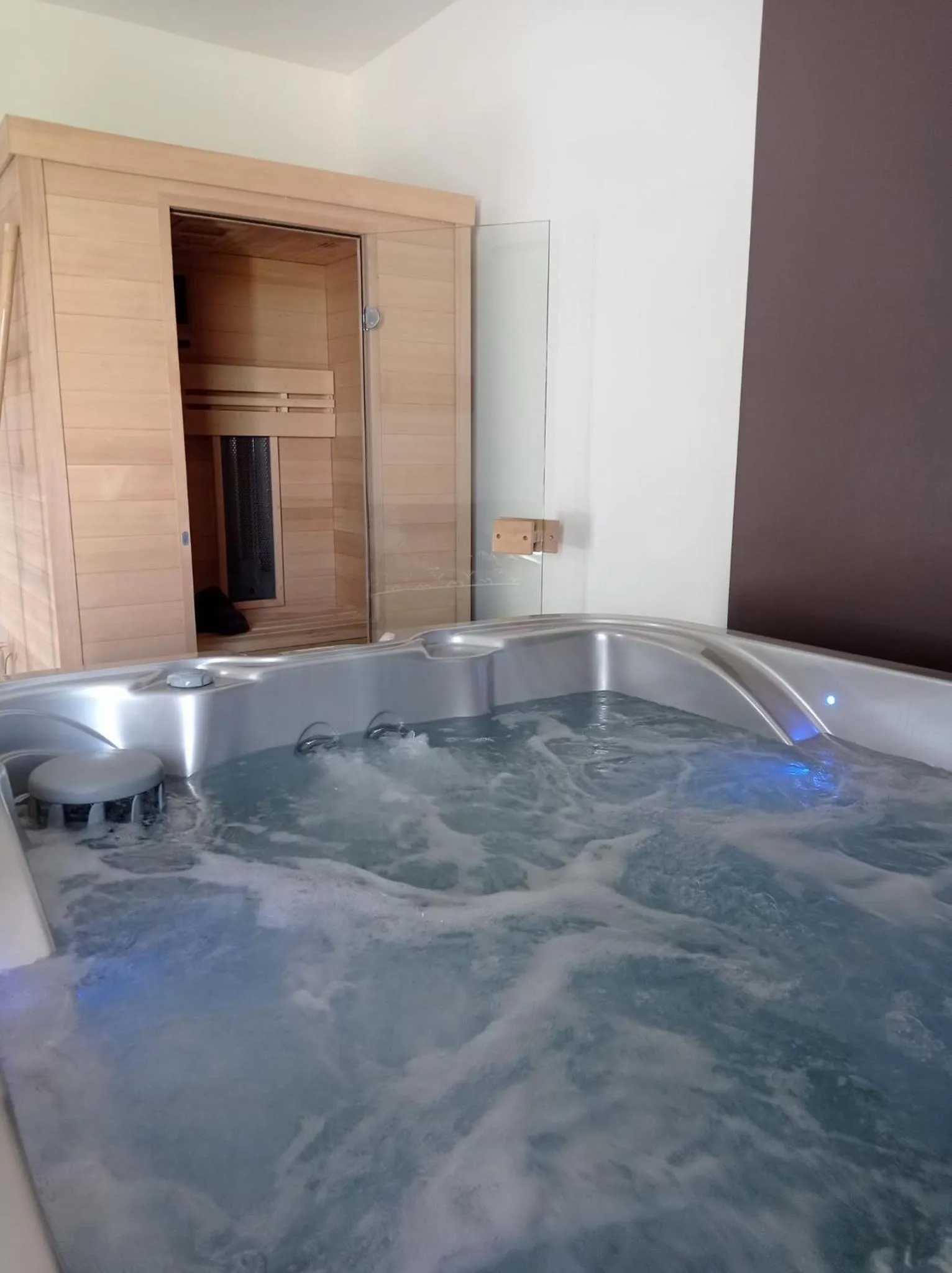 Hot Tub in Paradis Secret Spa