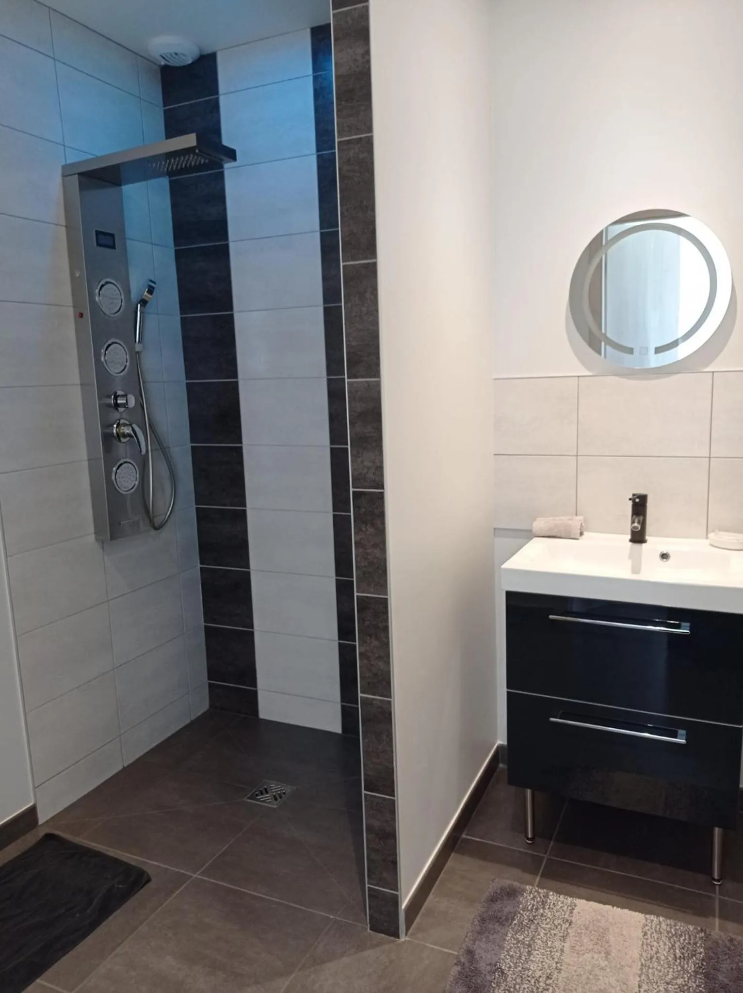 Shower in Paradis Secret Spa