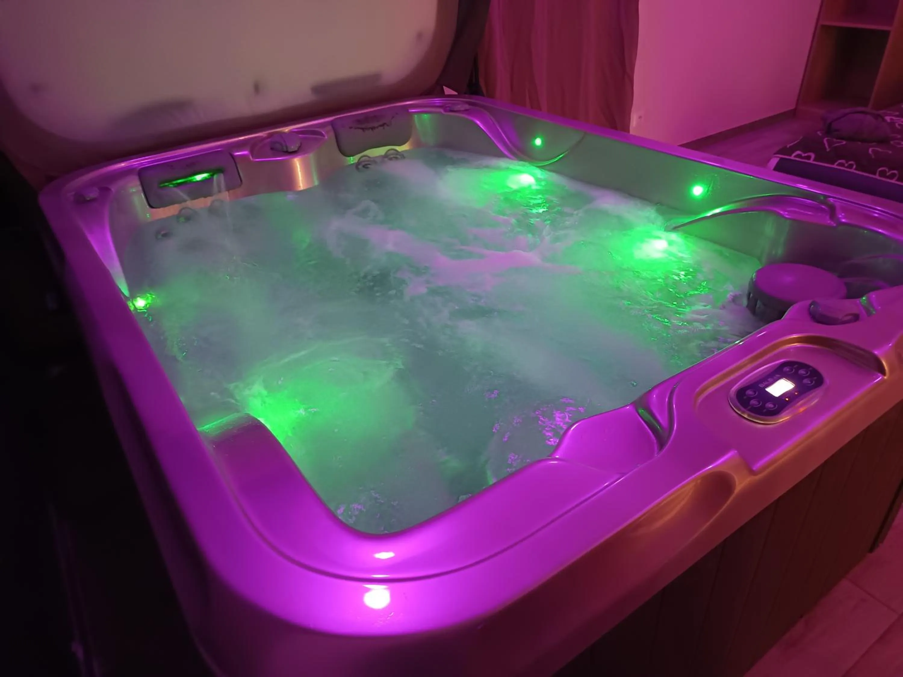 Hot Tub in Paradis Secret Spa