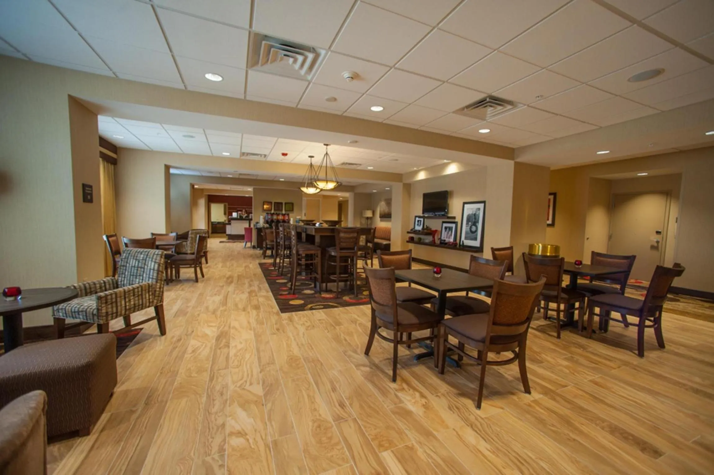 Dining area in Hampton Inn by Hilton Fort Morgan