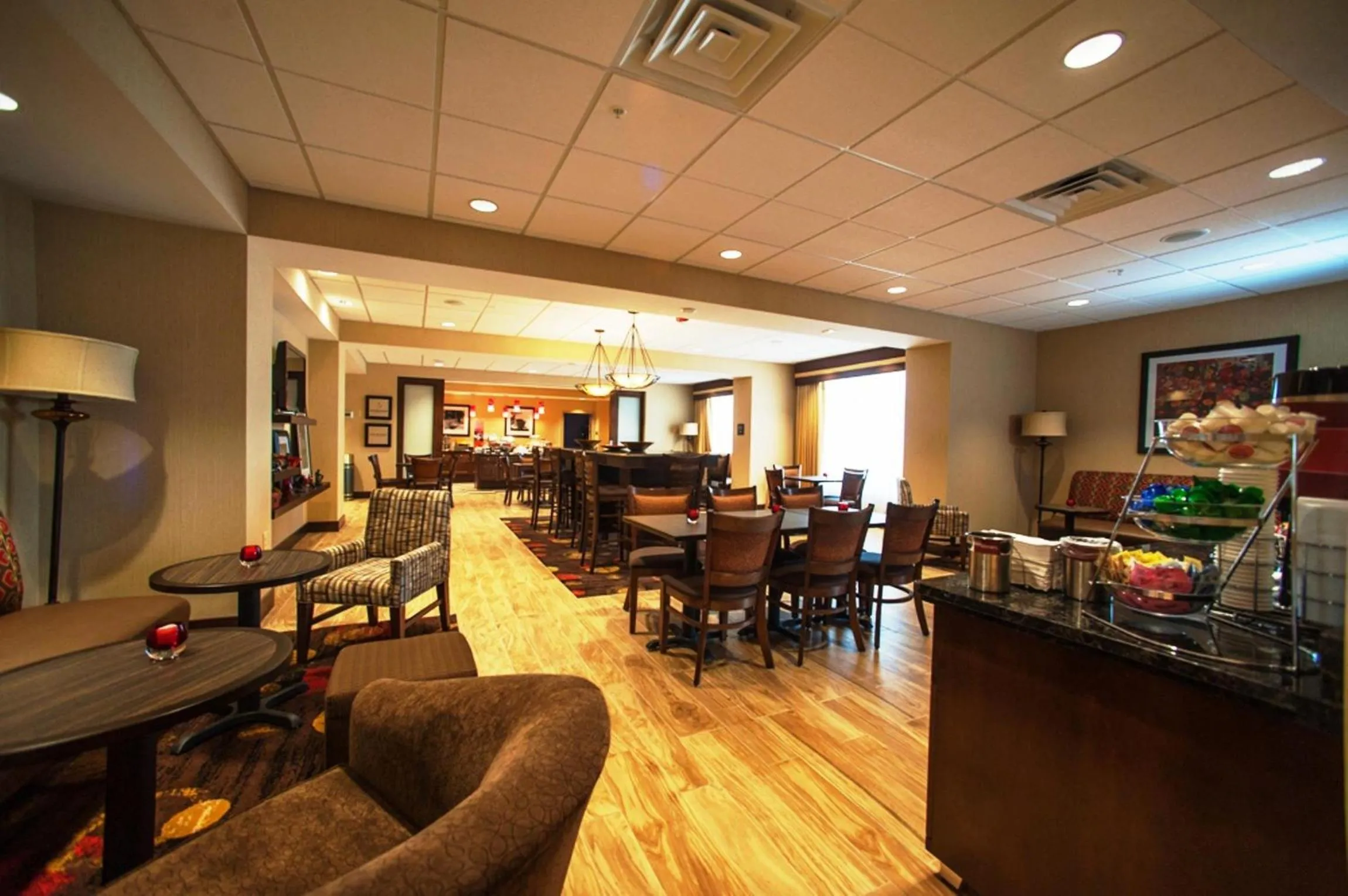 Dining area in Hampton Inn by Hilton Fort Morgan
