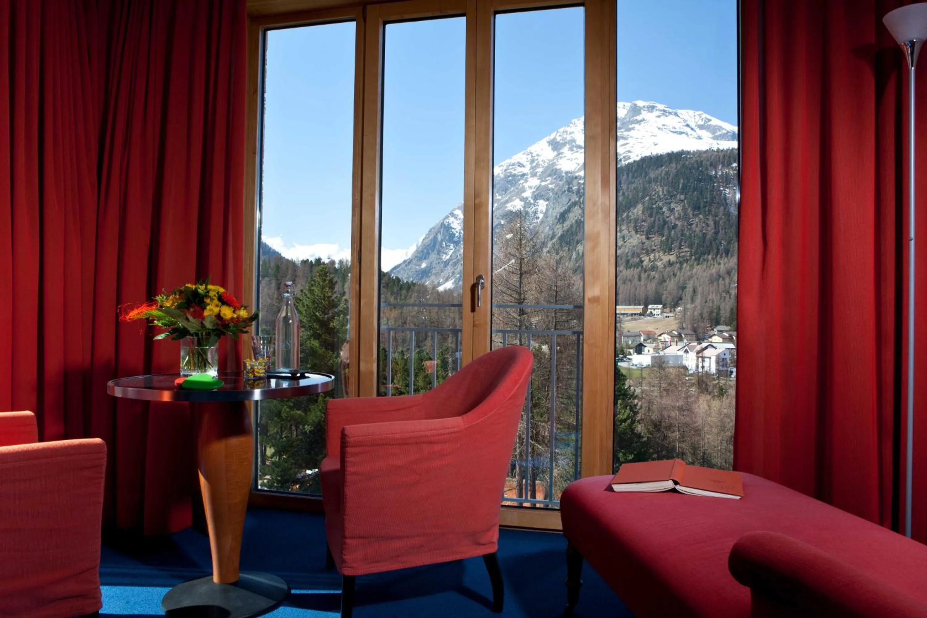 Seating area in Hotel Saratz Pontresina Mountain Resort & Spa