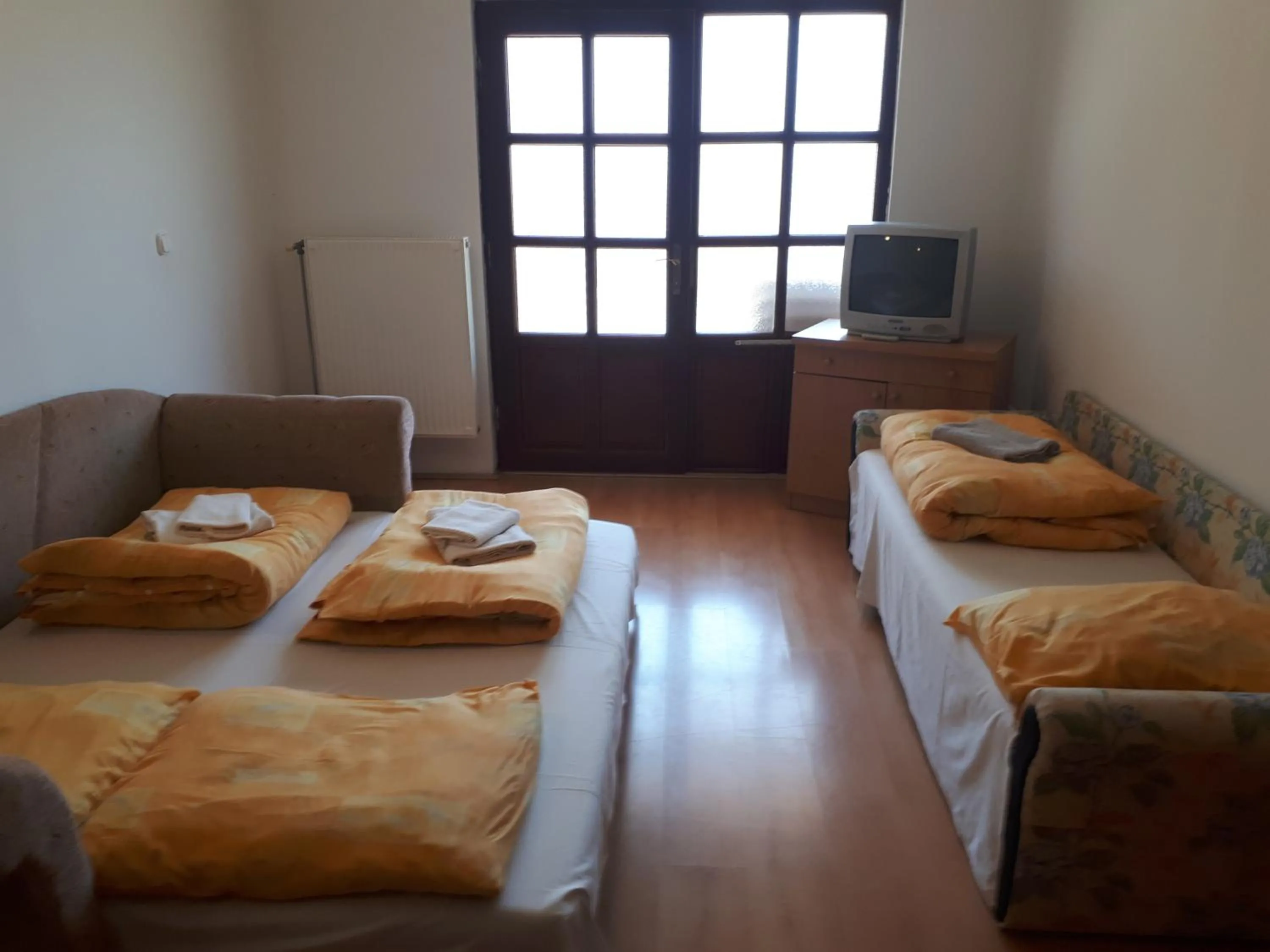 Living room, Bed in Bianka Apartmanház