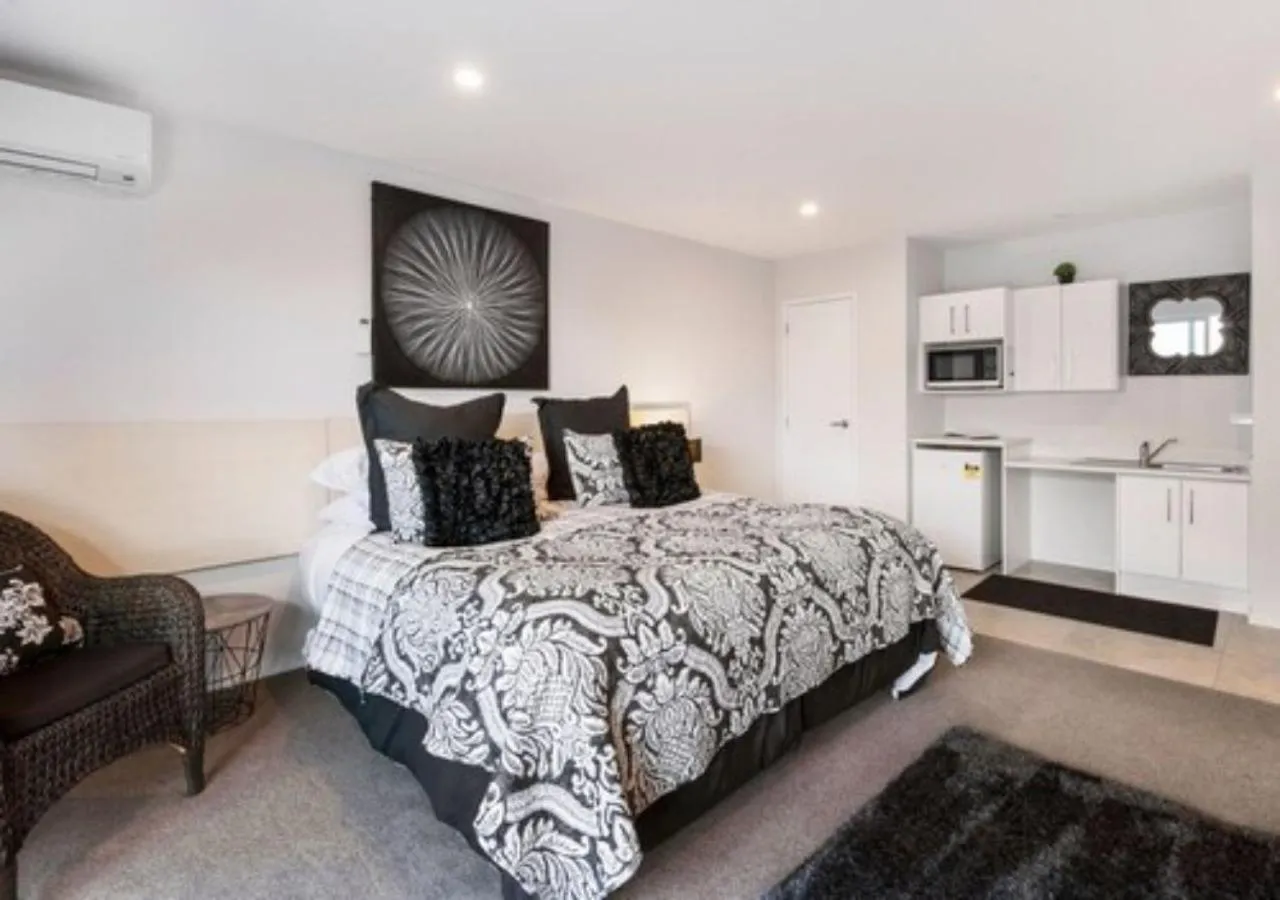 Bed in Dunrovin Motel