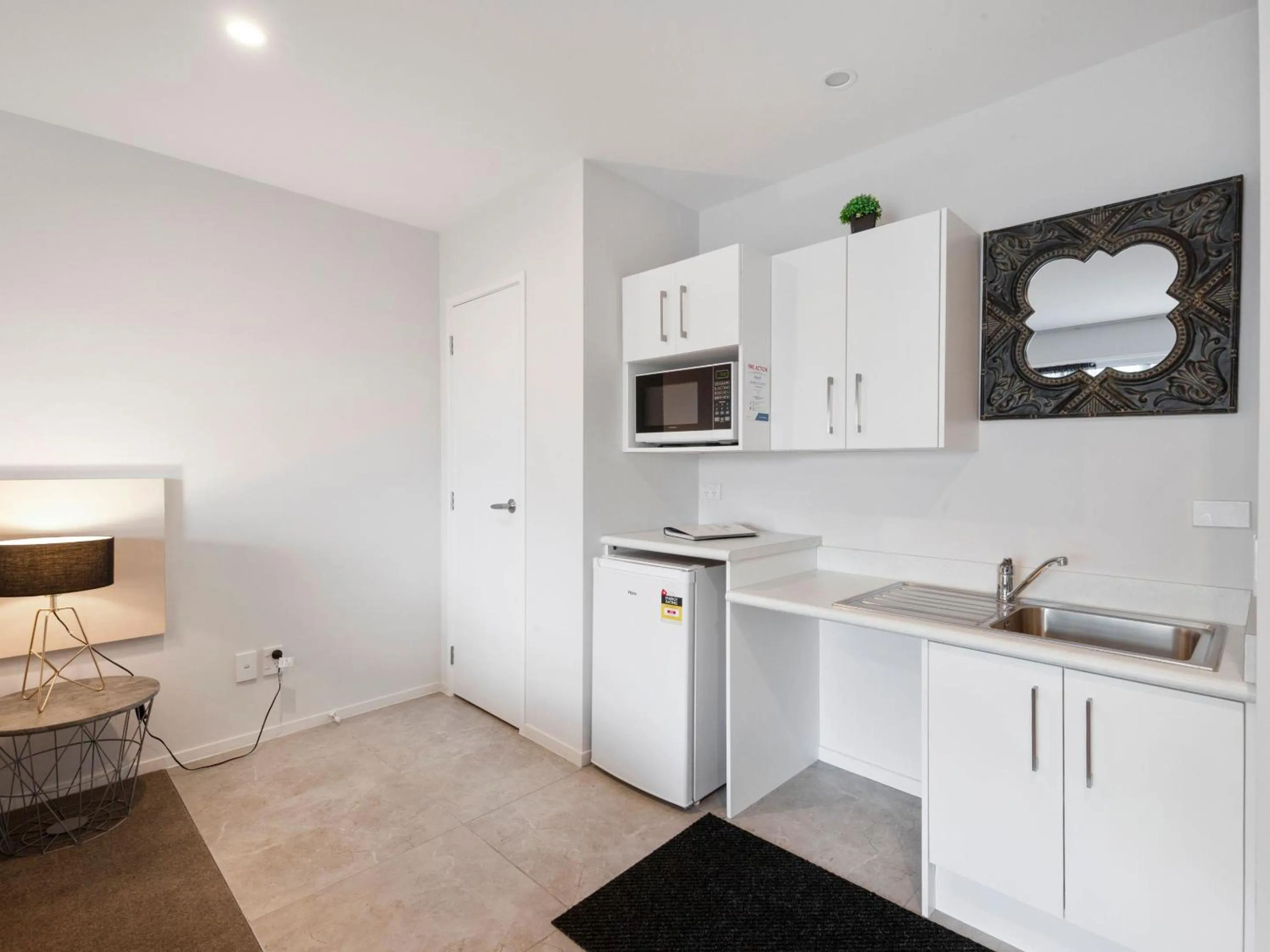 Kitchen or kitchenette, Bed in Dunrovin Motel