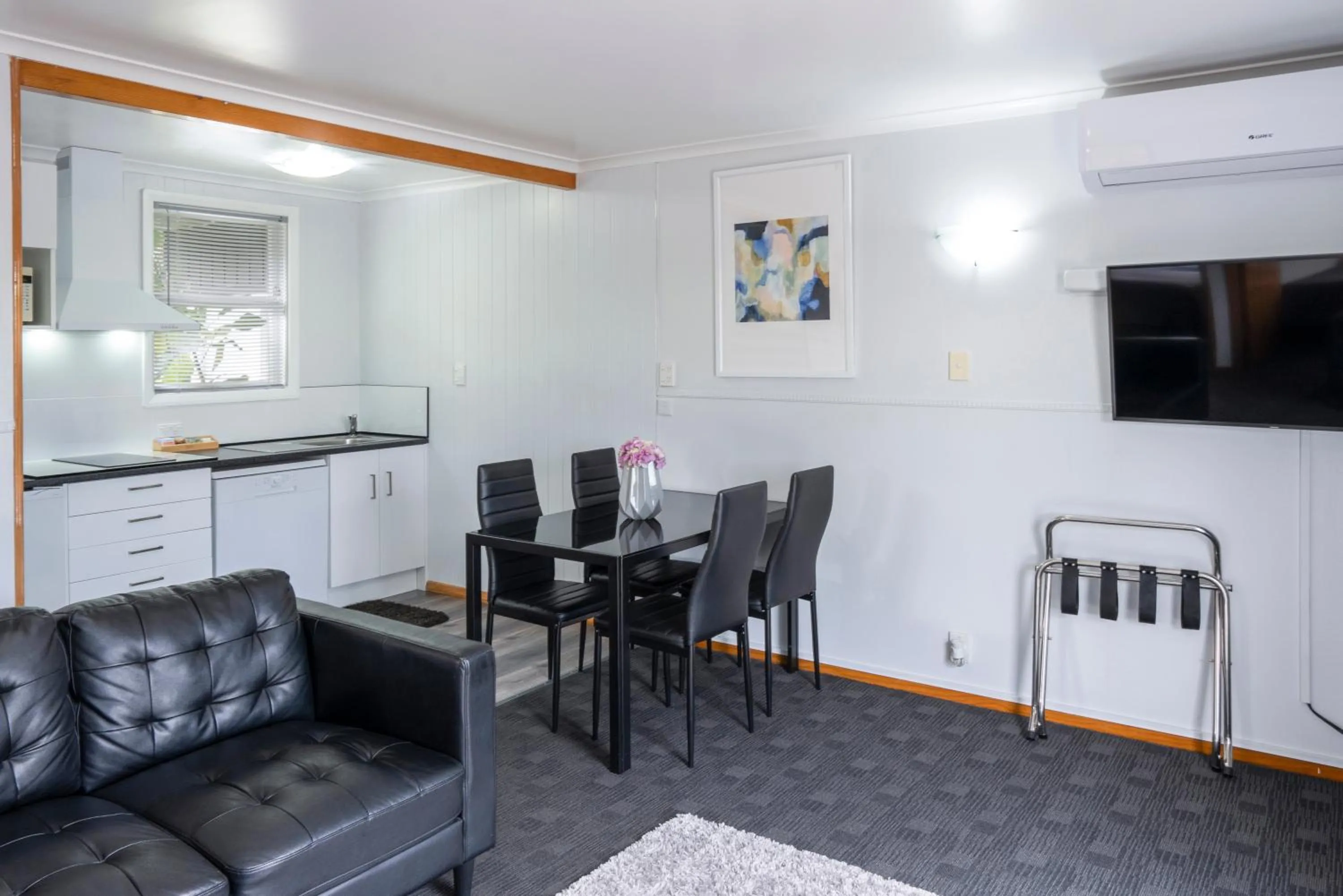 TV and multimedia in Dunrovin Motel