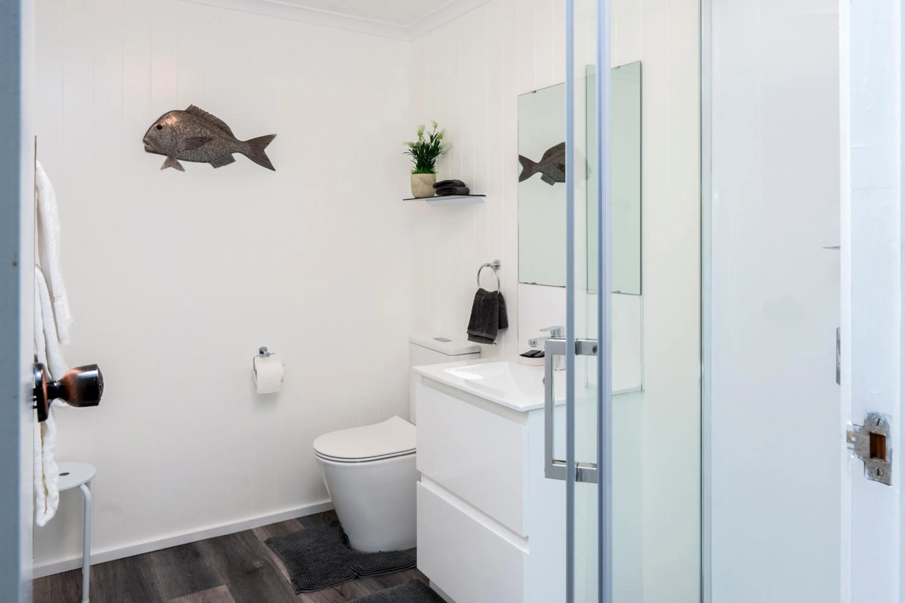 Shower in Dunrovin Motel