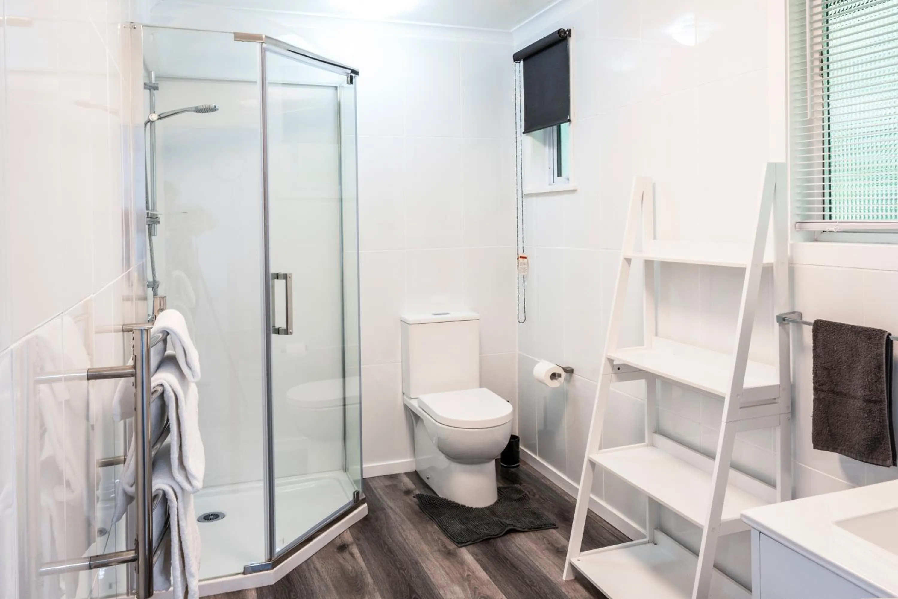 Shower in Dunrovin Motel