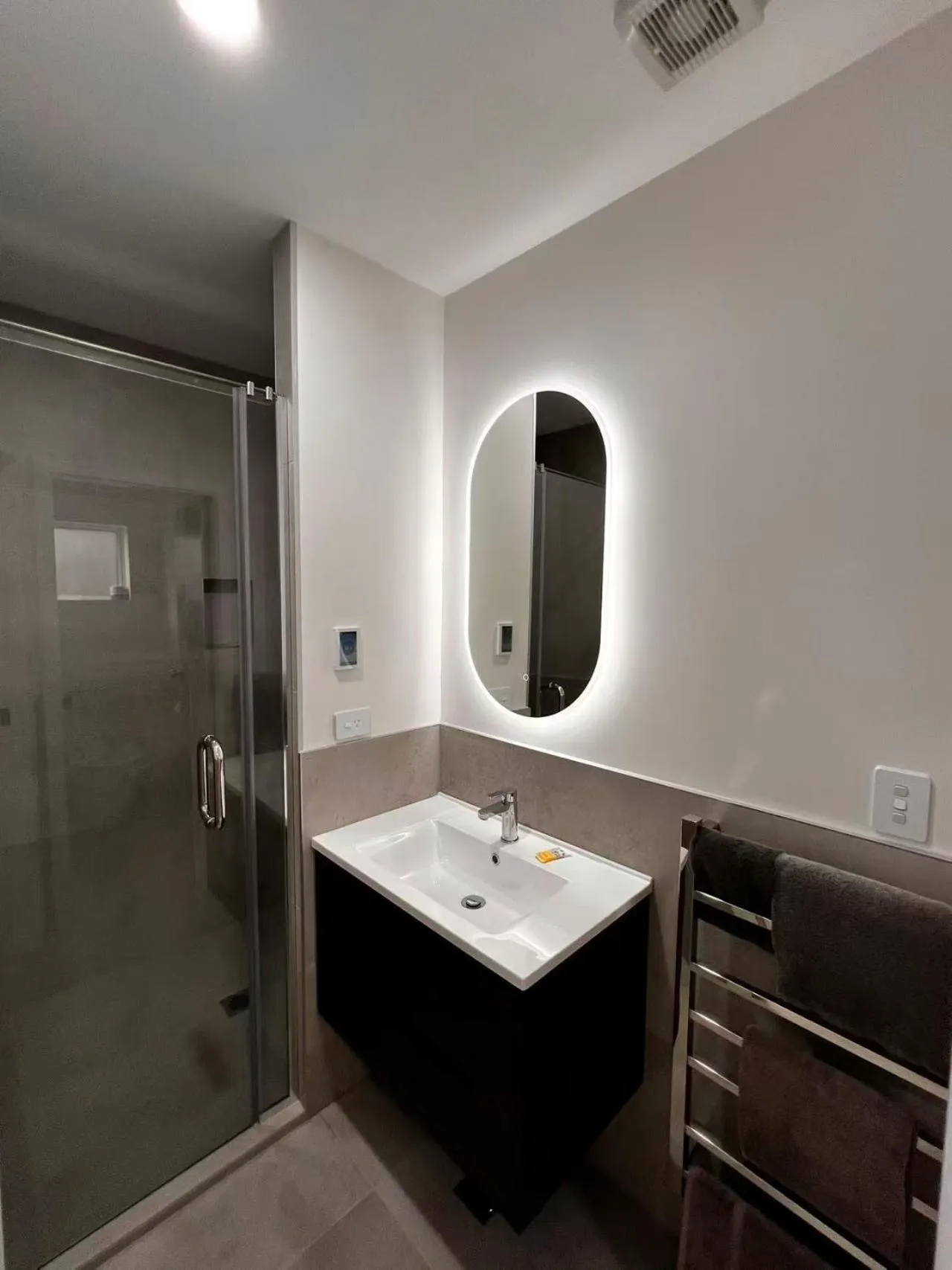 Shower in Dunrovin Motel