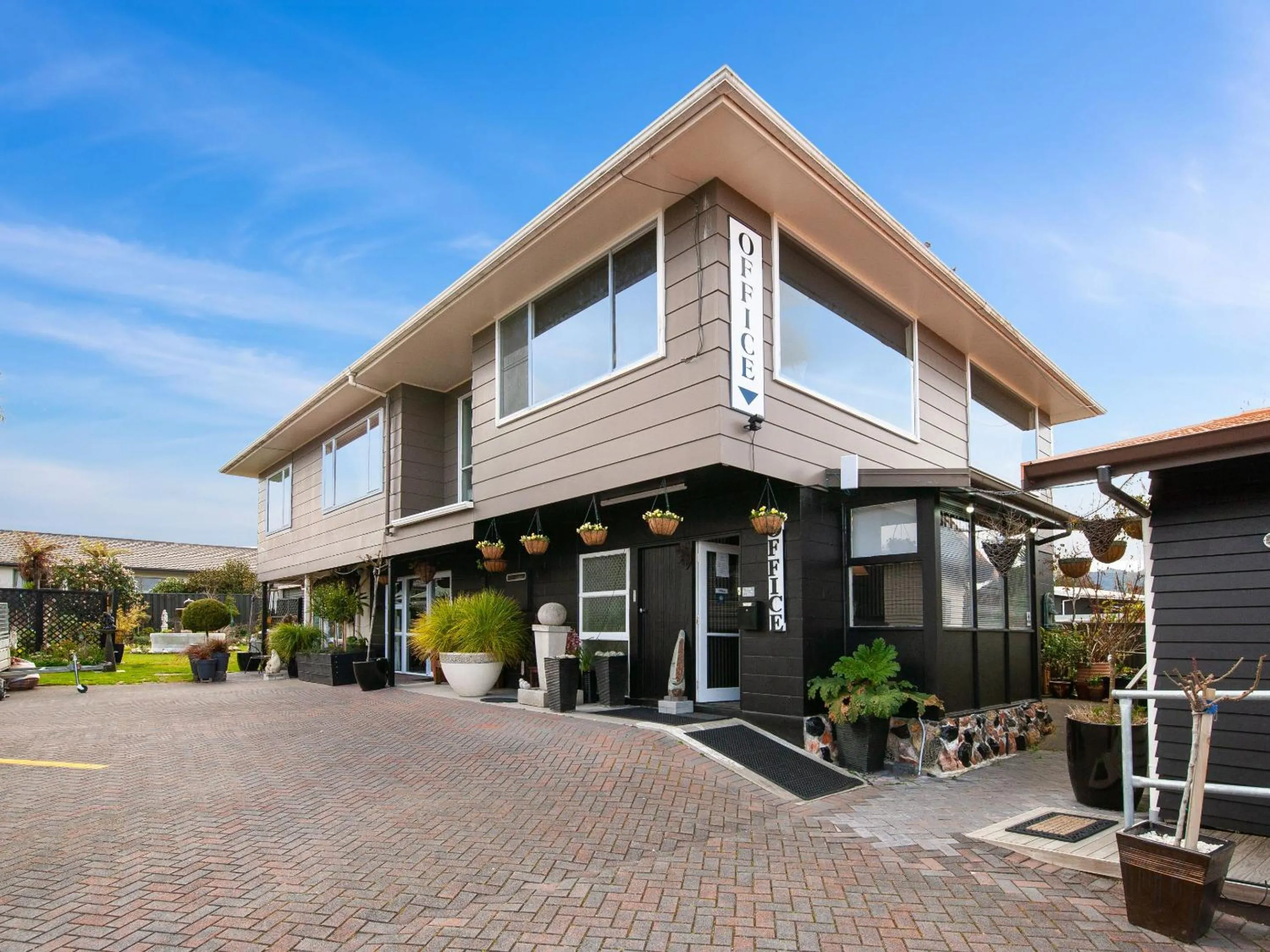 Property building in Dunrovin Motel