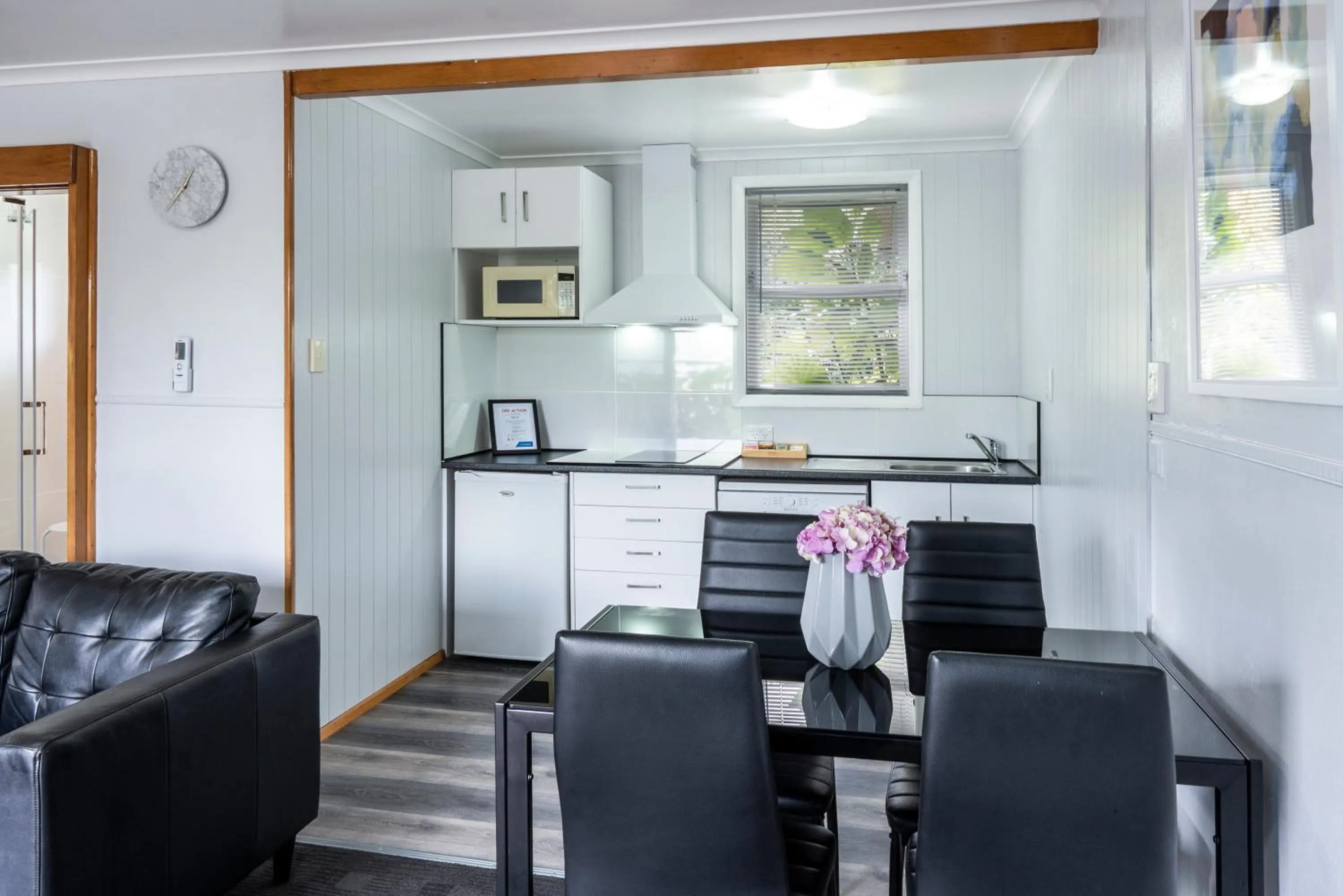 Kitchen or kitchenette in Dunrovin Motel