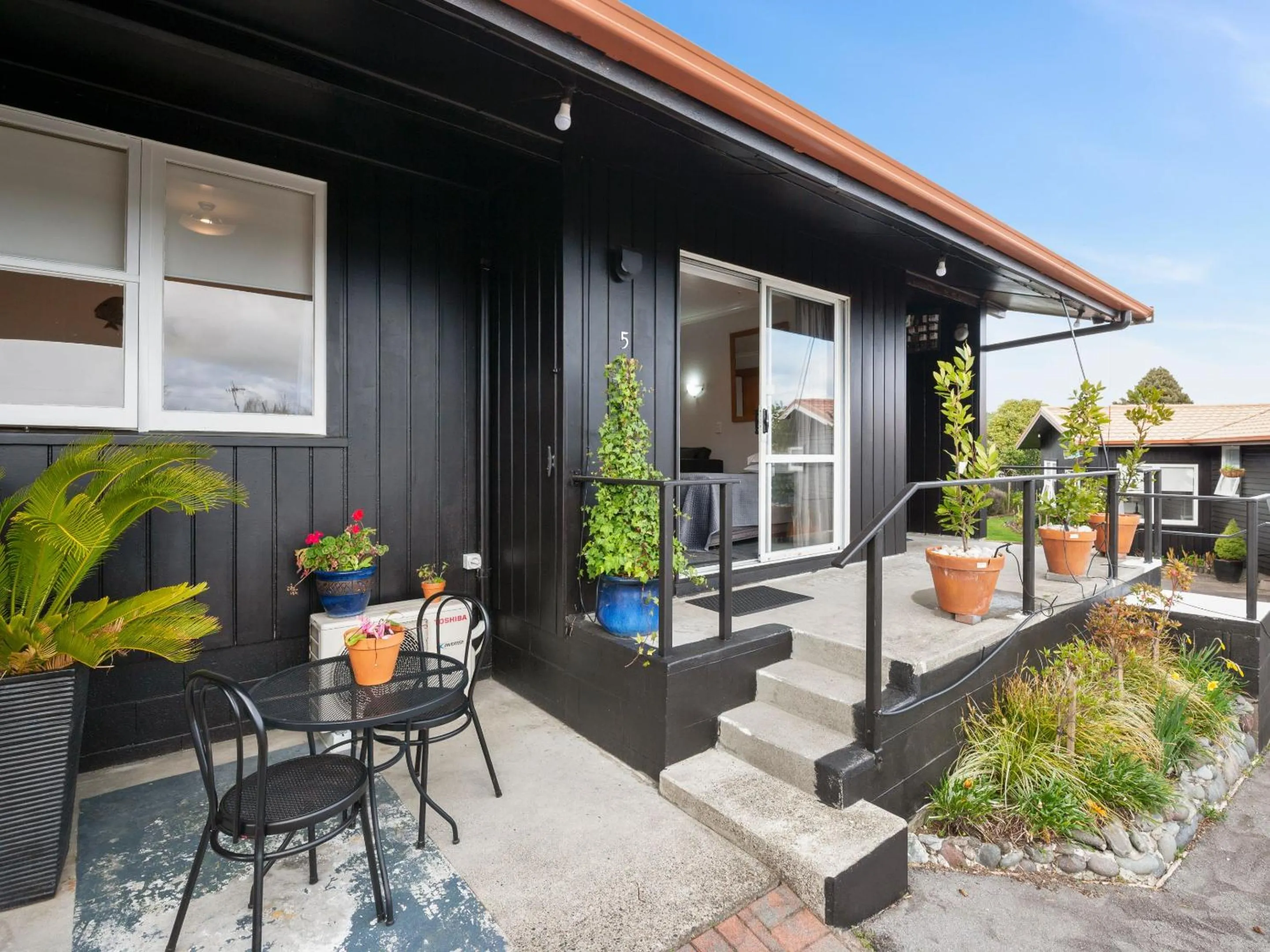 Patio in Dunrovin Motel