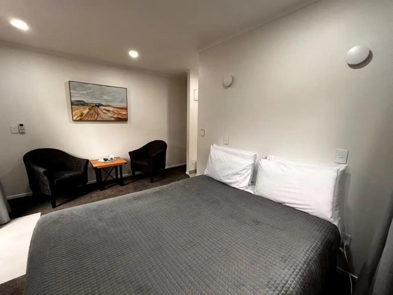 Bed in Dunrovin Motel