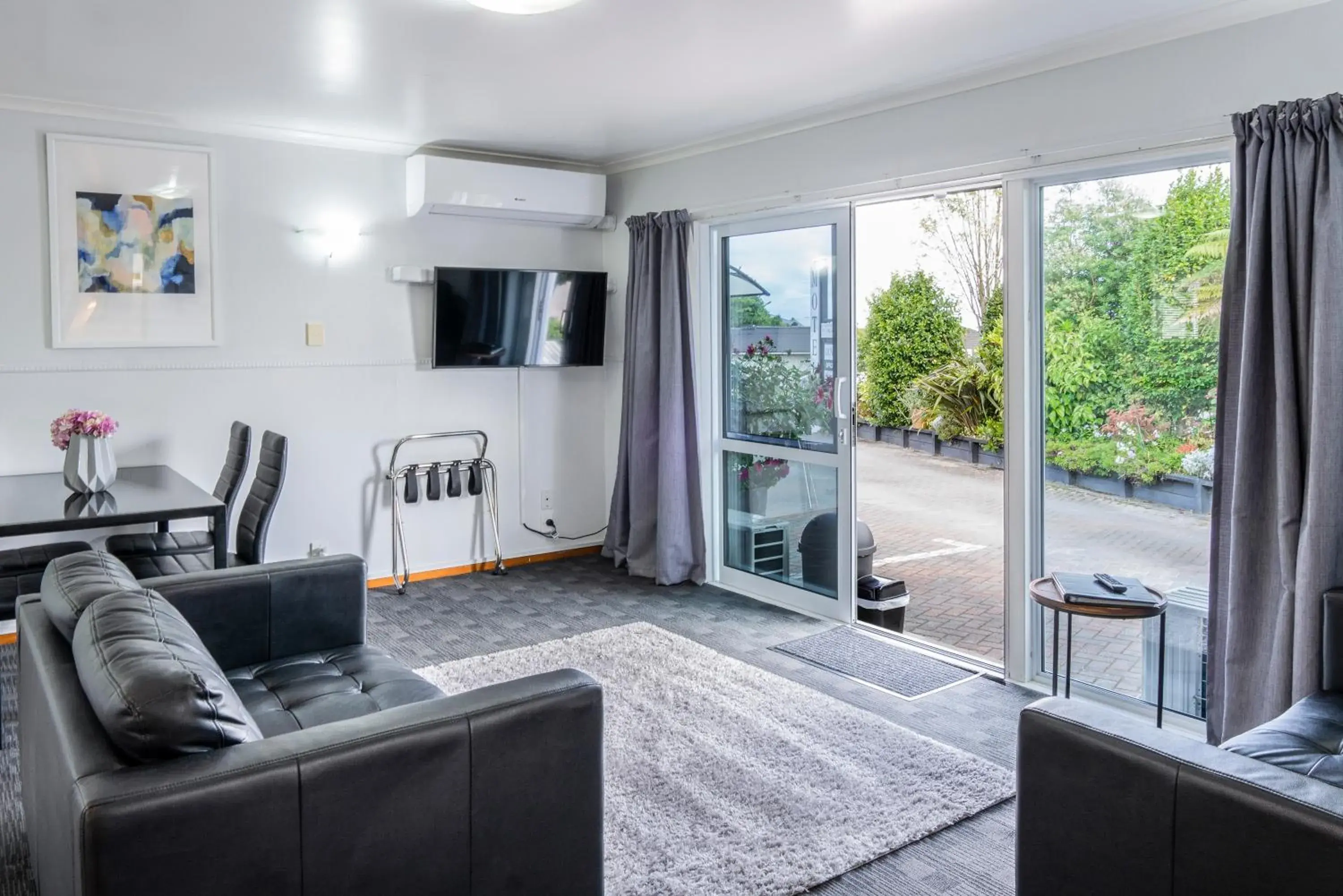 Two Bedroom Unit (4 guests) in Dunrovin Motel Two Bedroom Unit (4 guests) in Dunrovin Motel