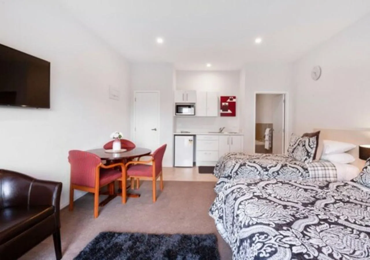 Bed in Dunrovin Motel