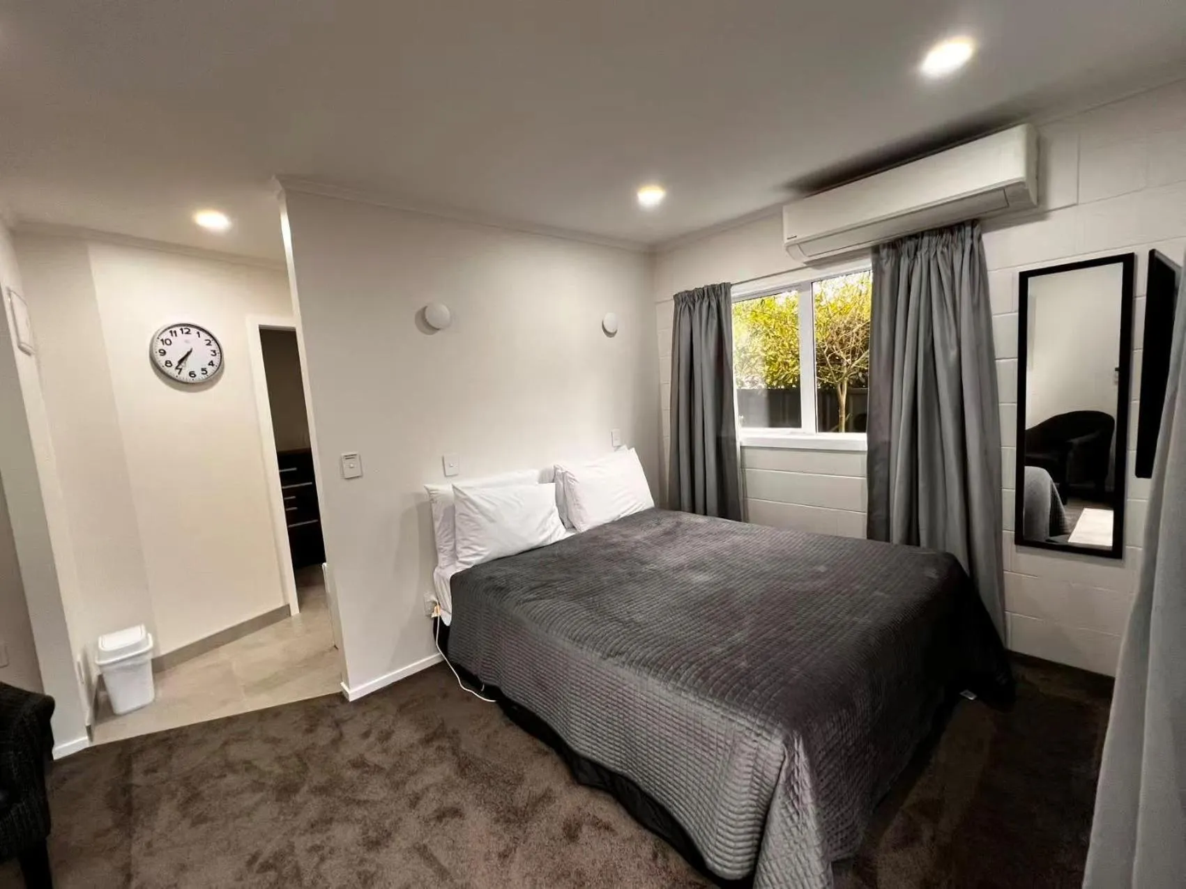 Bed in Dunrovin Motel