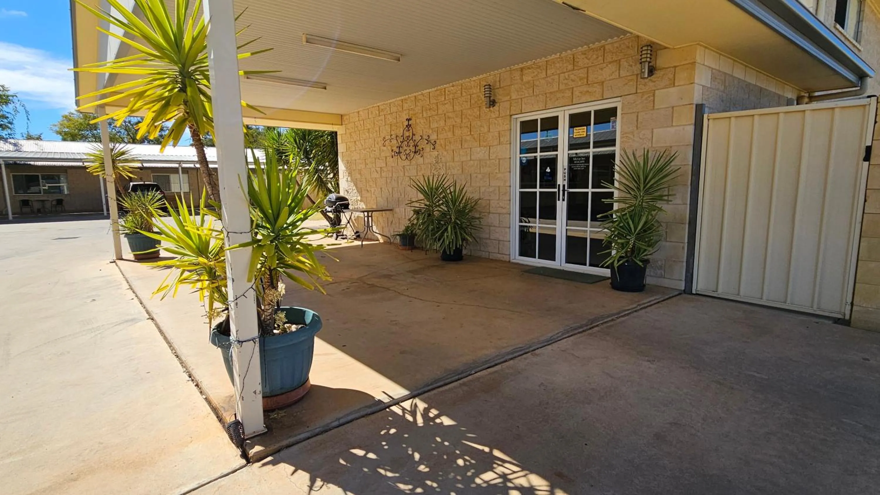 Cosmos Country Motor Inn