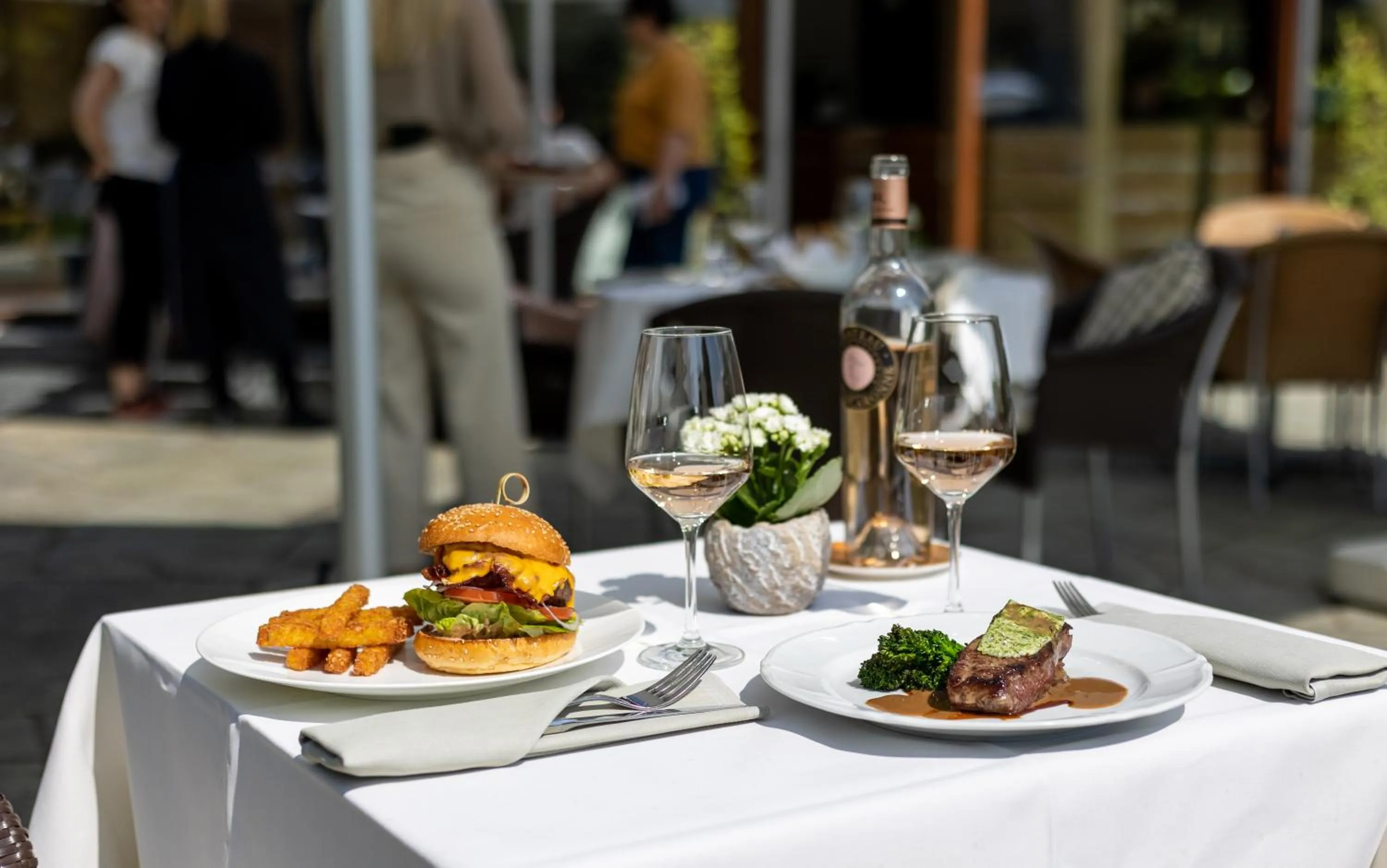 Food and drinks in Hotel Adula