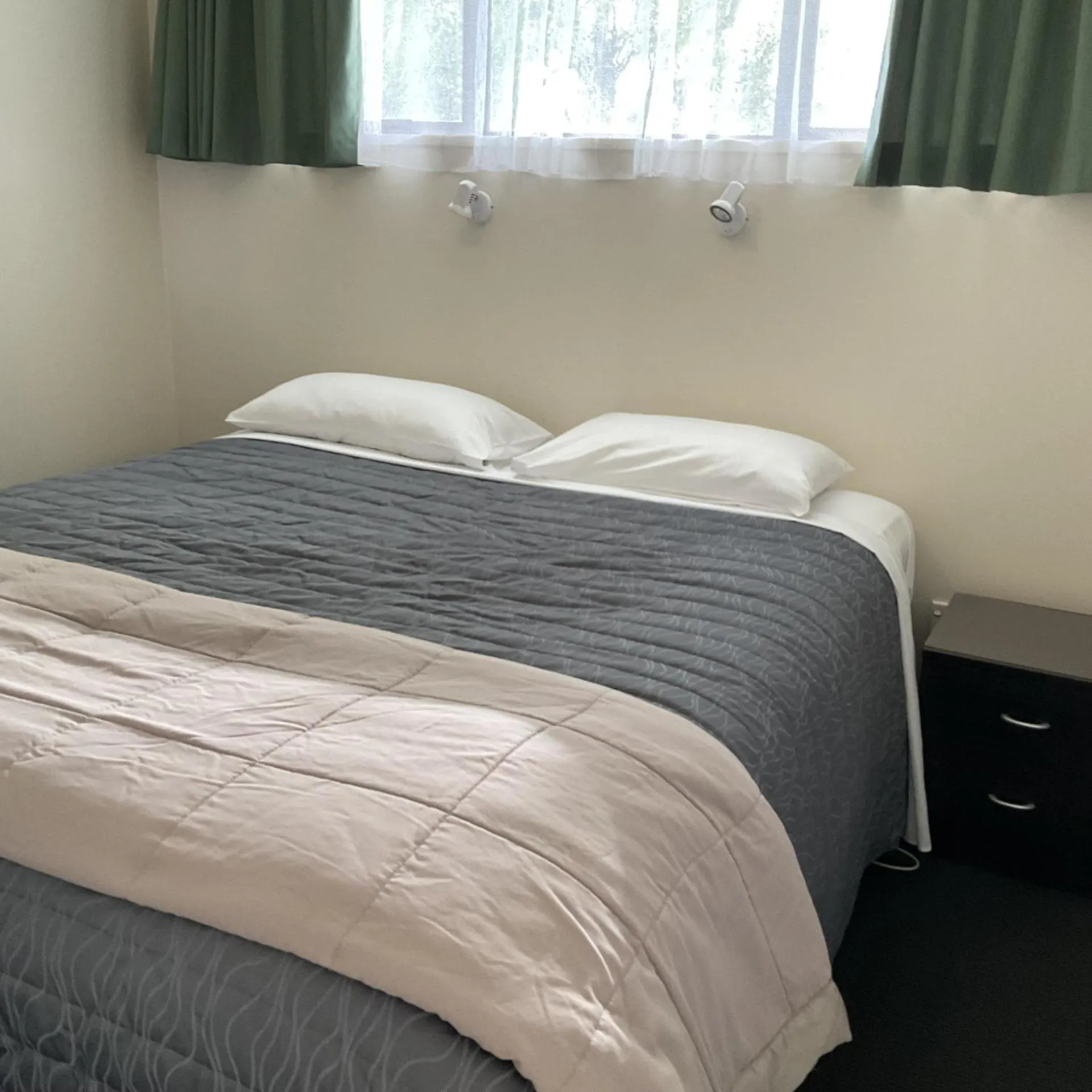 Bed in Alexandra Garden Court Motel