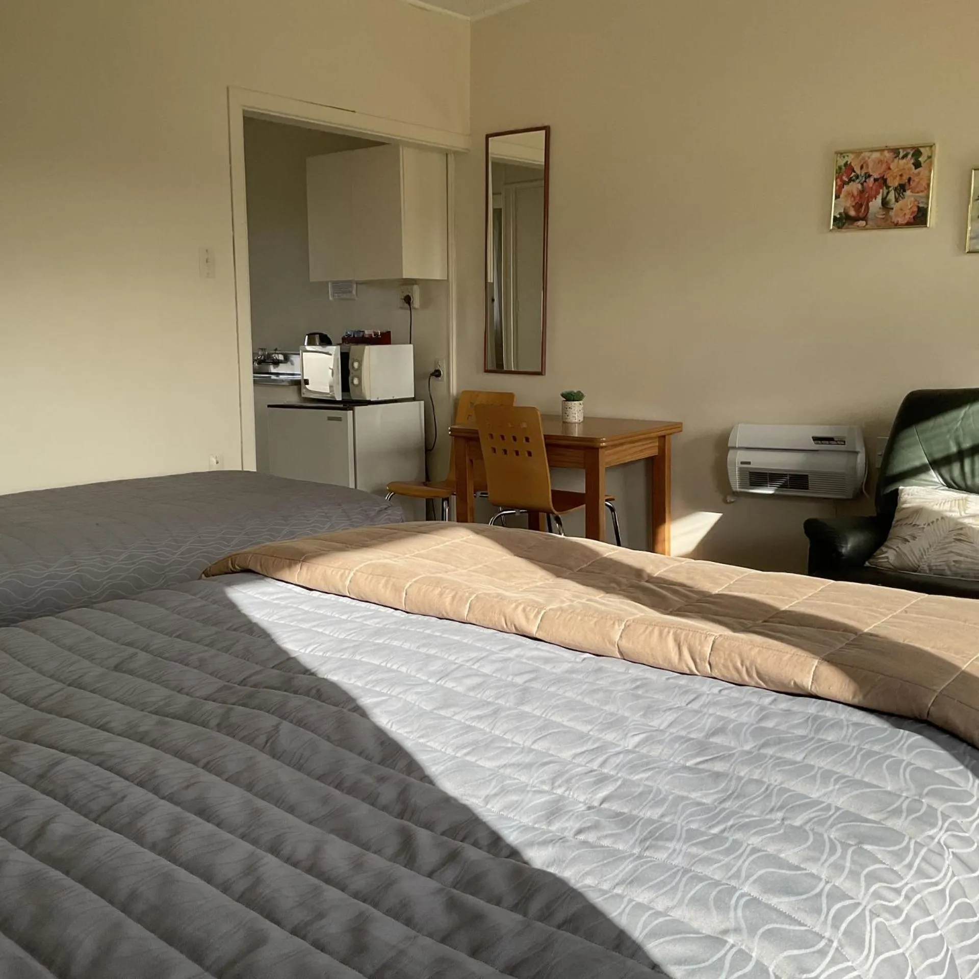 Bed in Alexandra Garden Court Motel