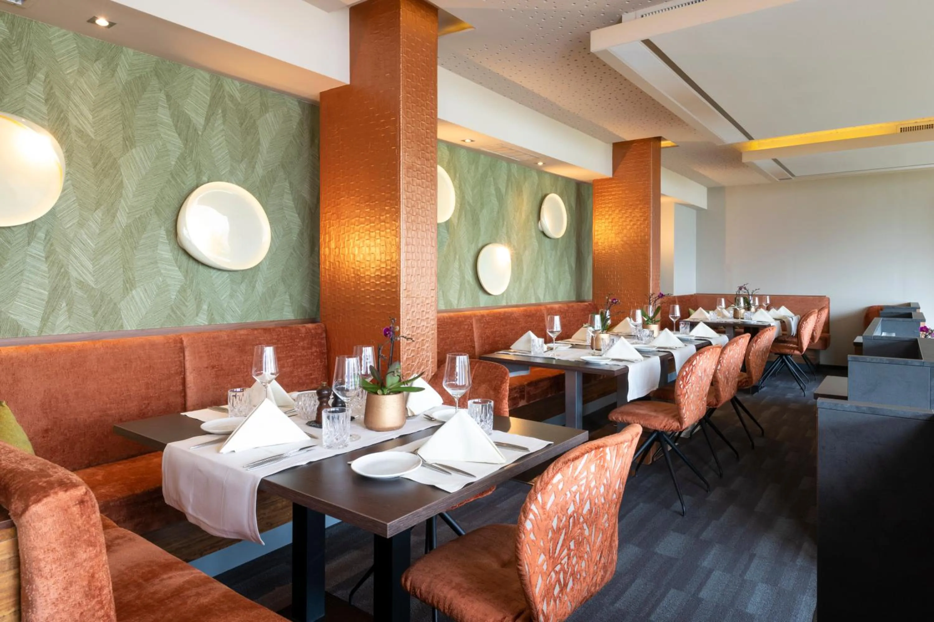 Restaurant/places to eat in Hotel Alexander