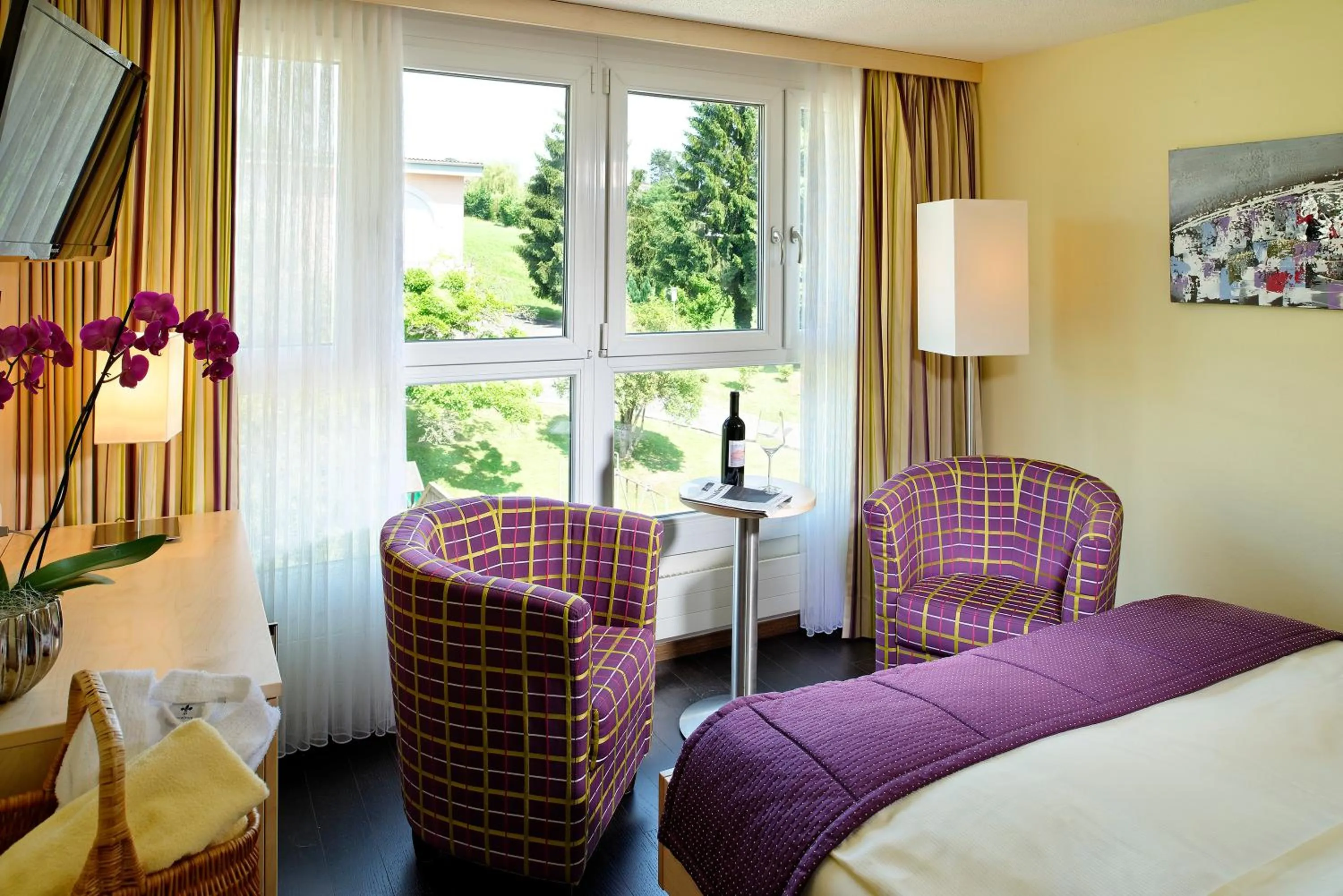 Garden view, Bed in Hotel Alexander