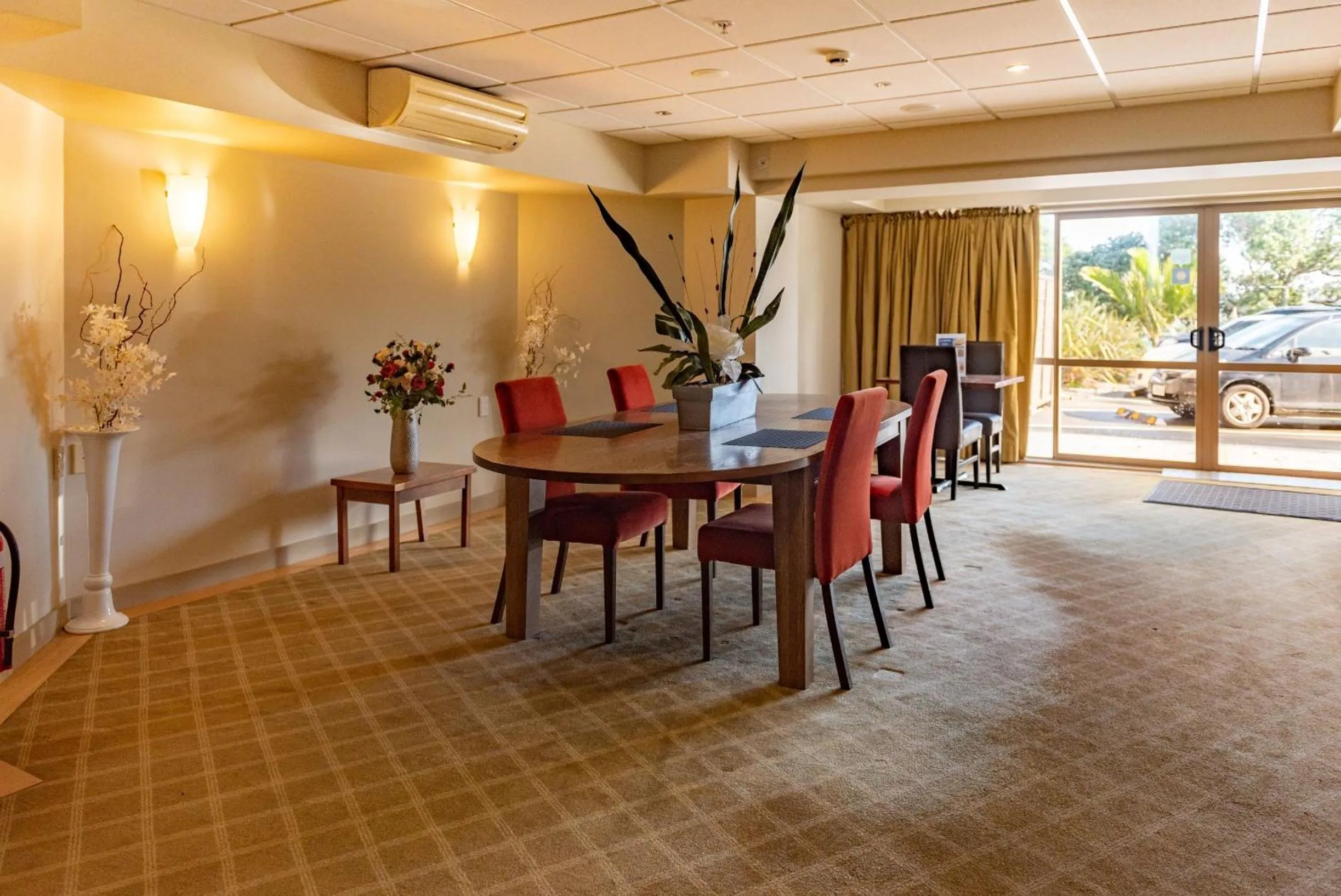 Restaurant/places to eat in Ocean Breeze Hotel