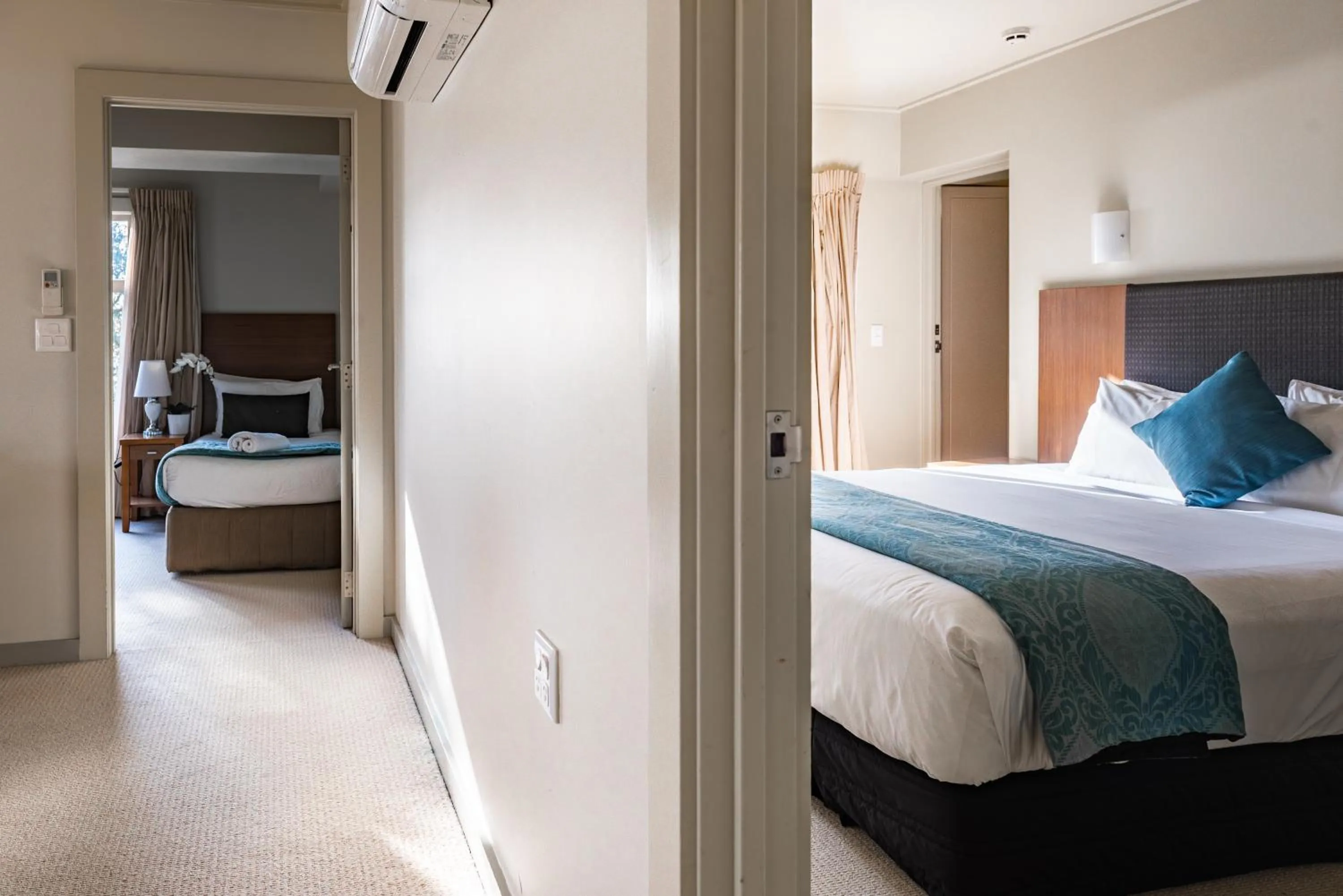 Bedroom, Bed in Ocean Breeze Hotel