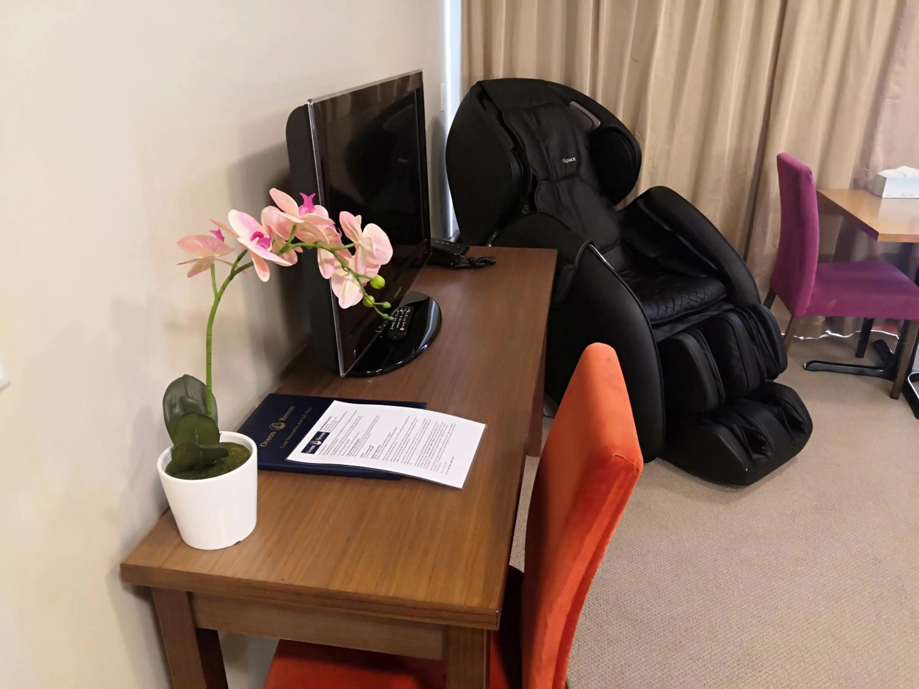 Living room in Ocean Breeze Hotel