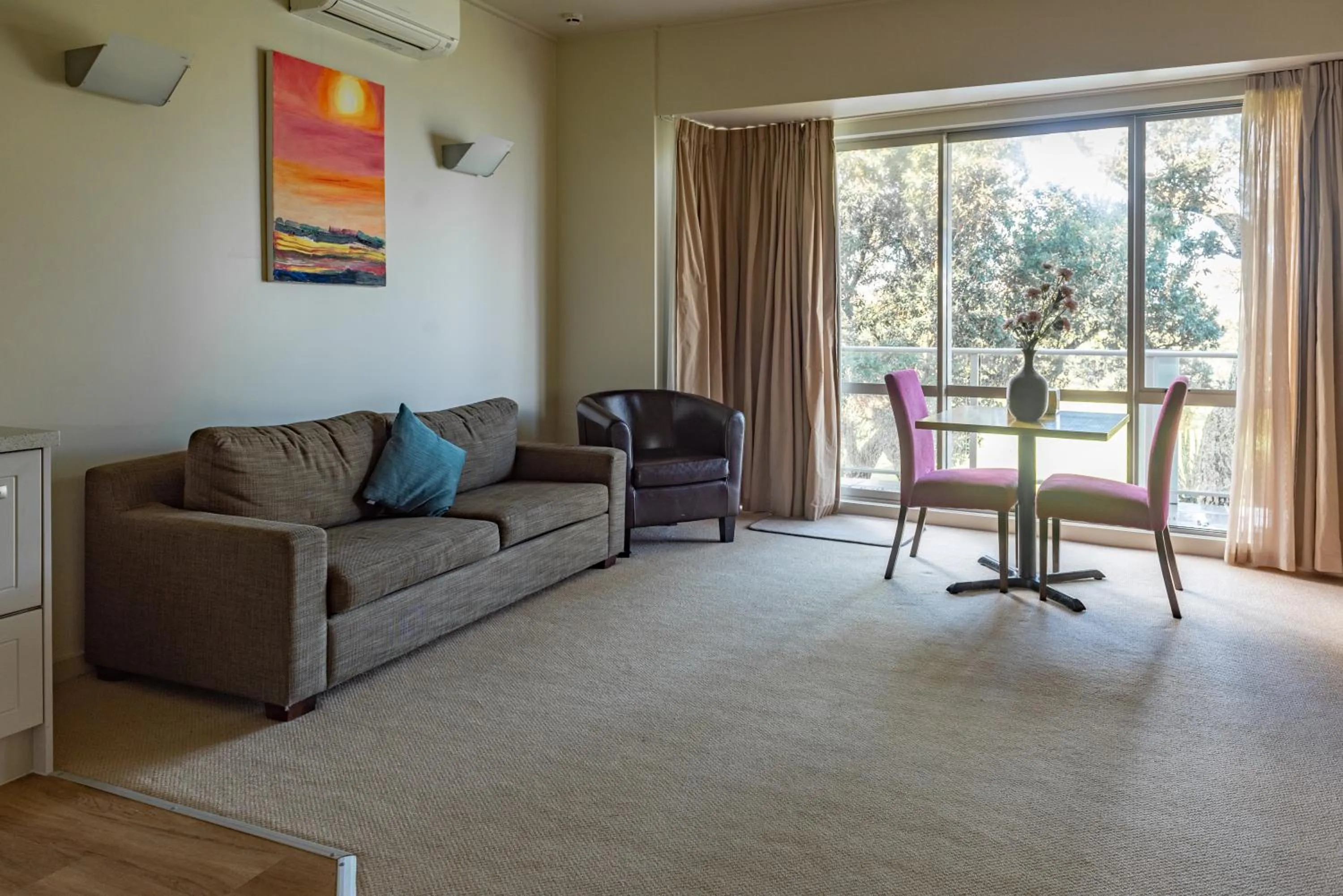 Living room in Ocean Breeze Hotel