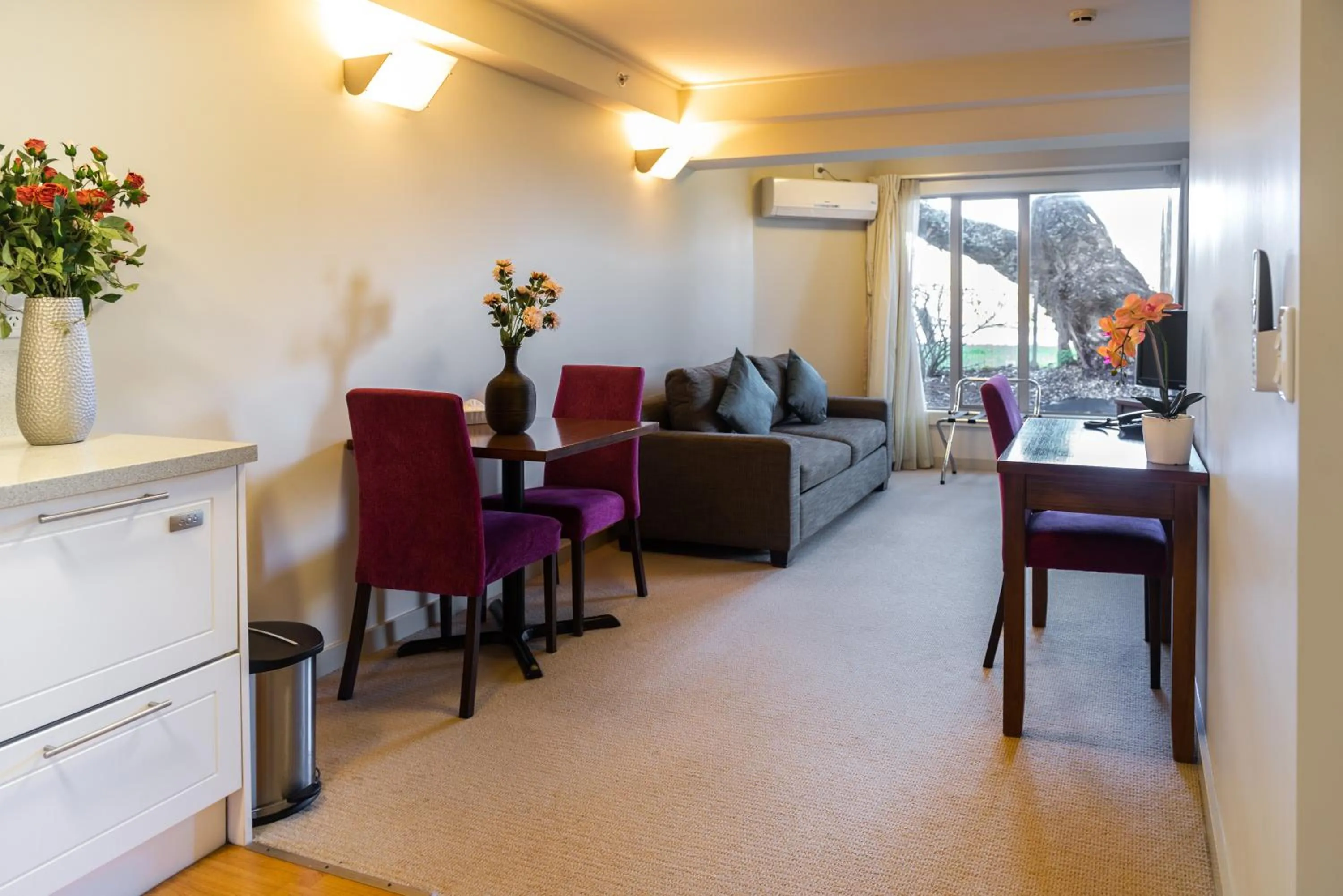 Living room in Ocean Breeze Hotel