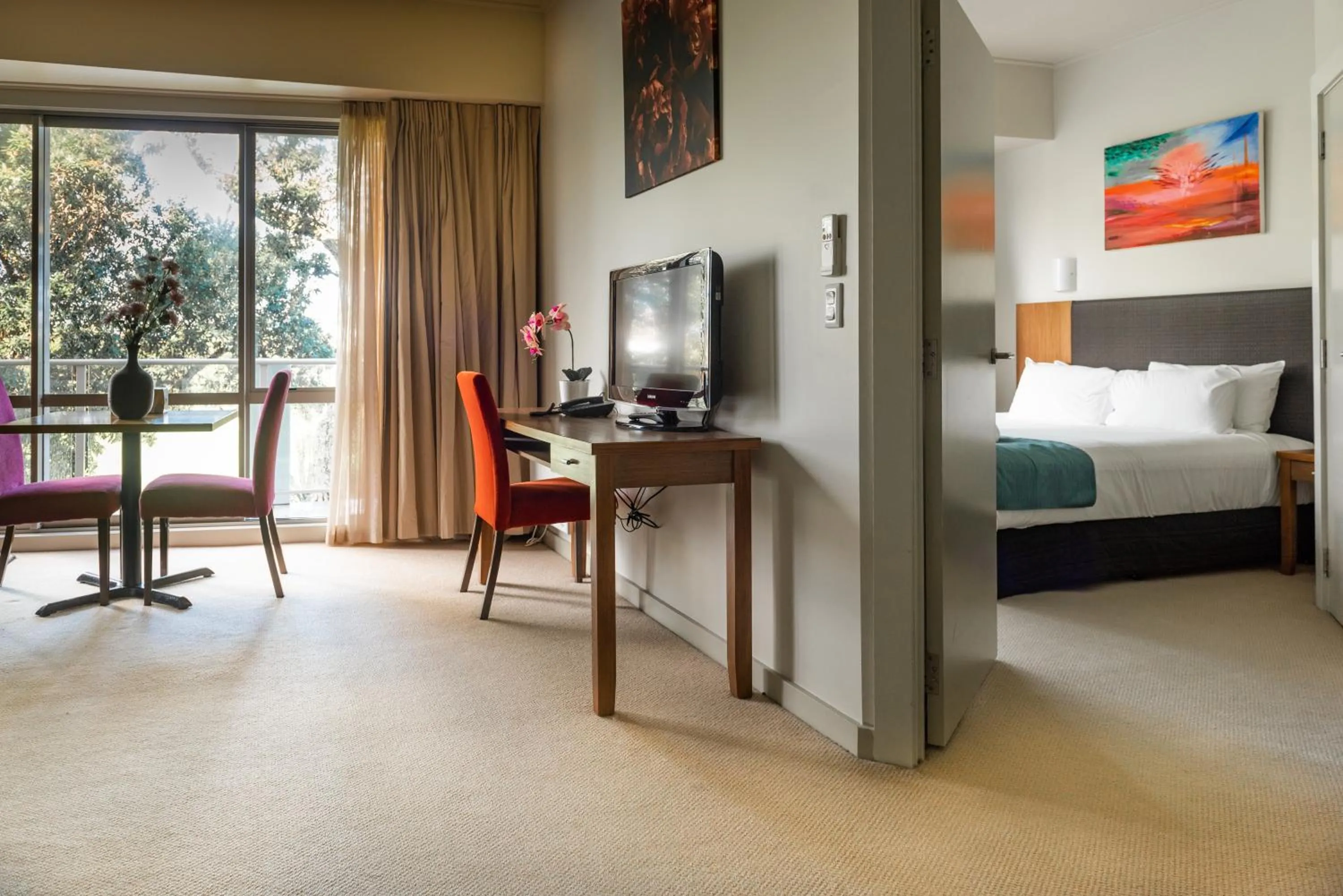 Dining area, Bed in Ocean Breeze Hotel