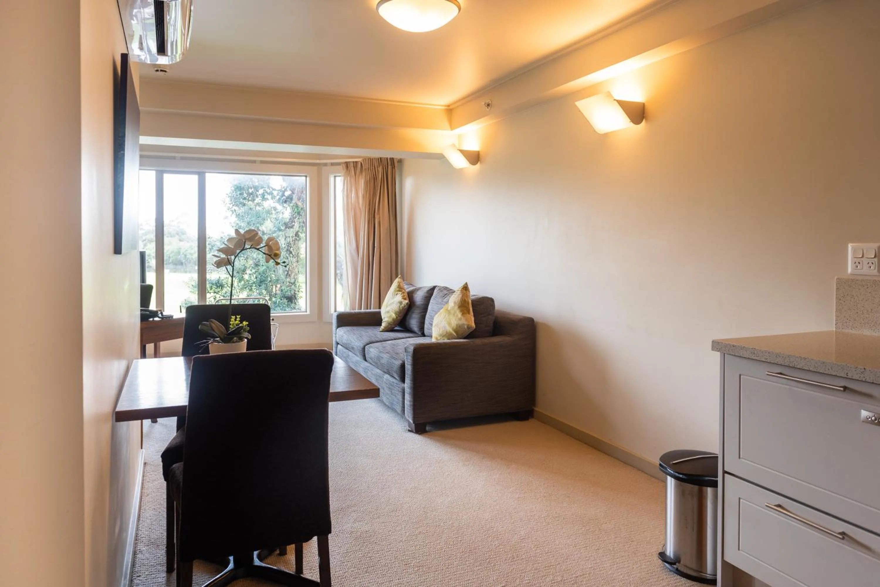 Living room in Ocean Breeze Hotel