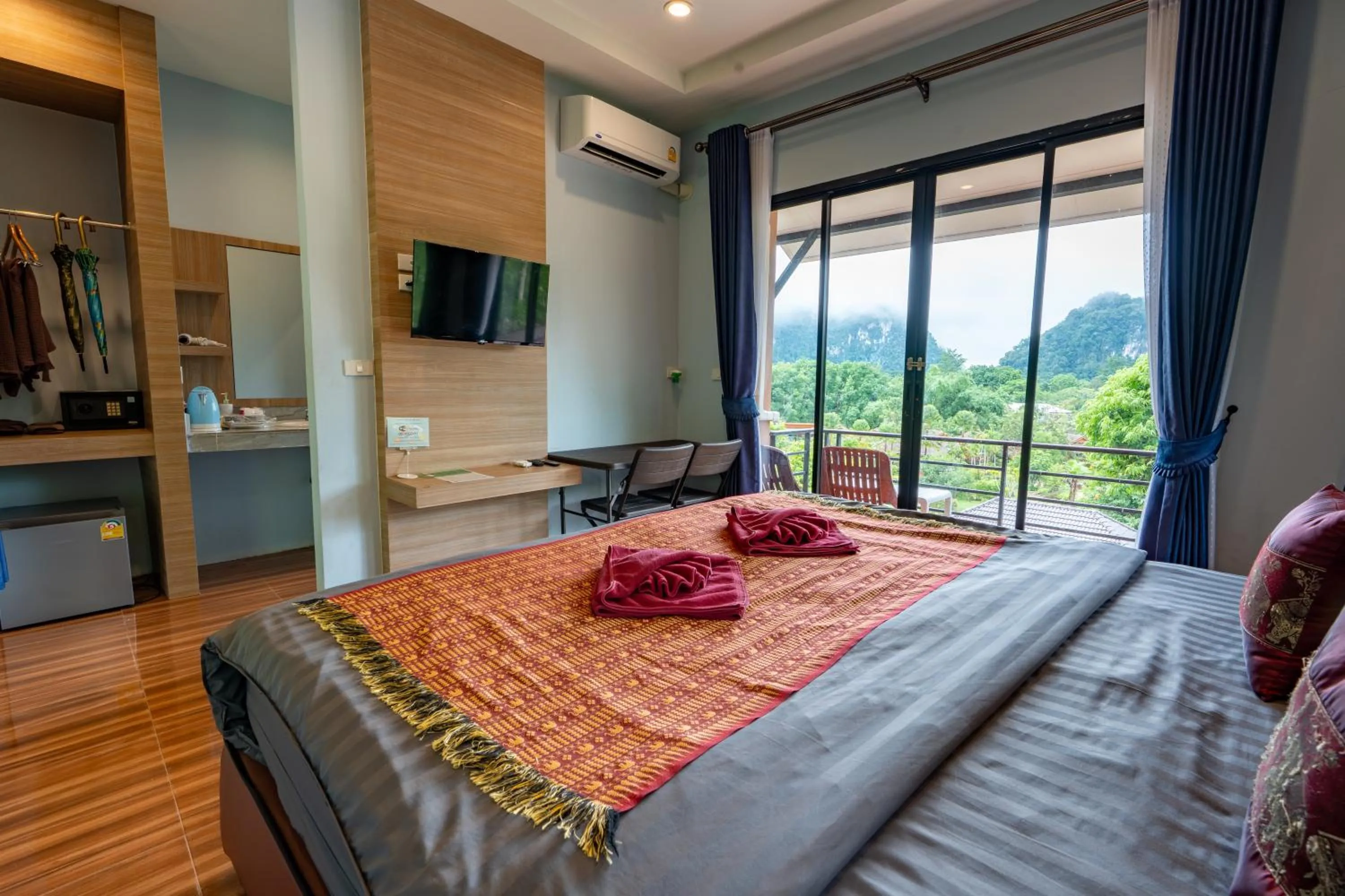 Bed in Khaosok Rainforest Resort