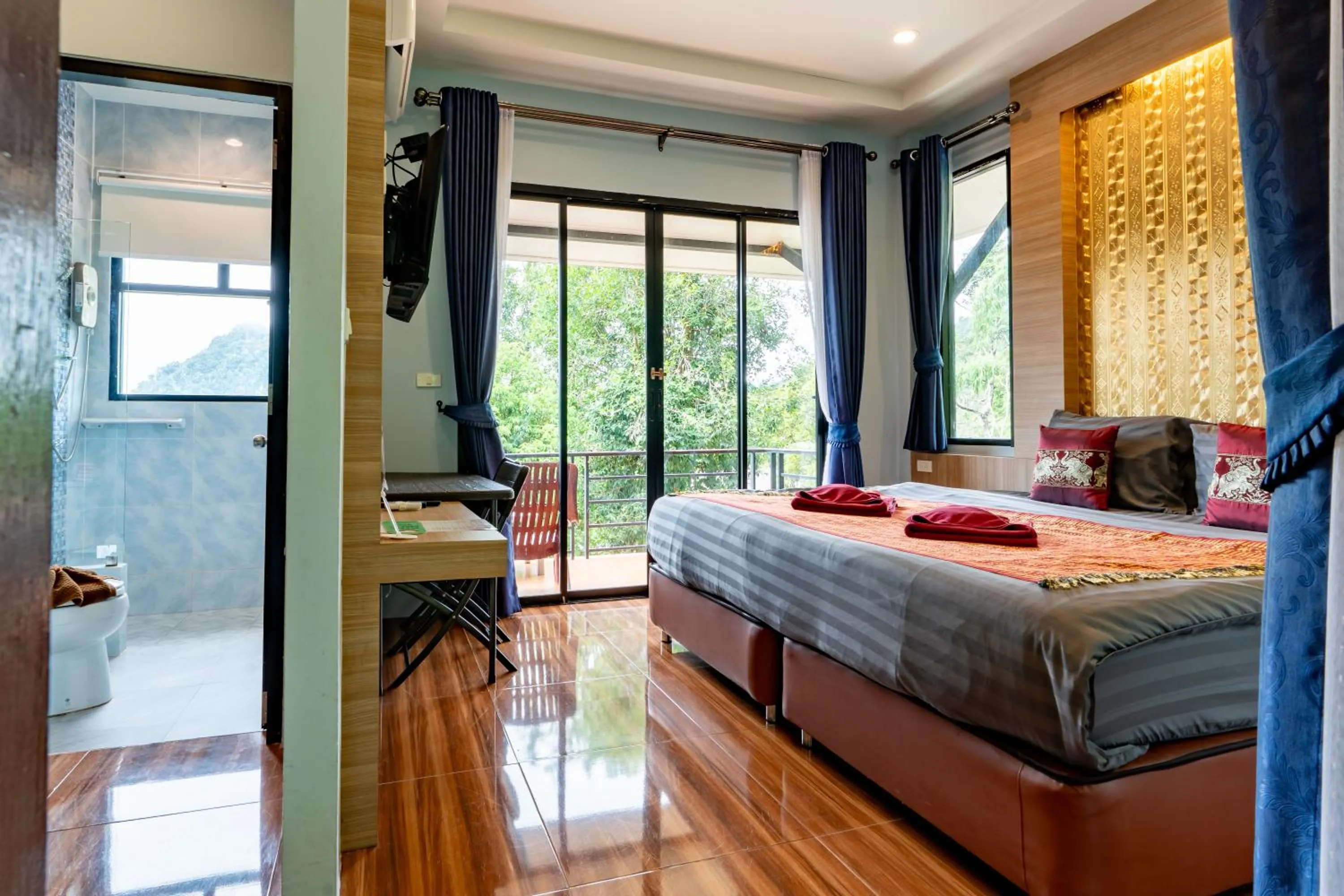 Bed in Khaosok Rainforest Resort