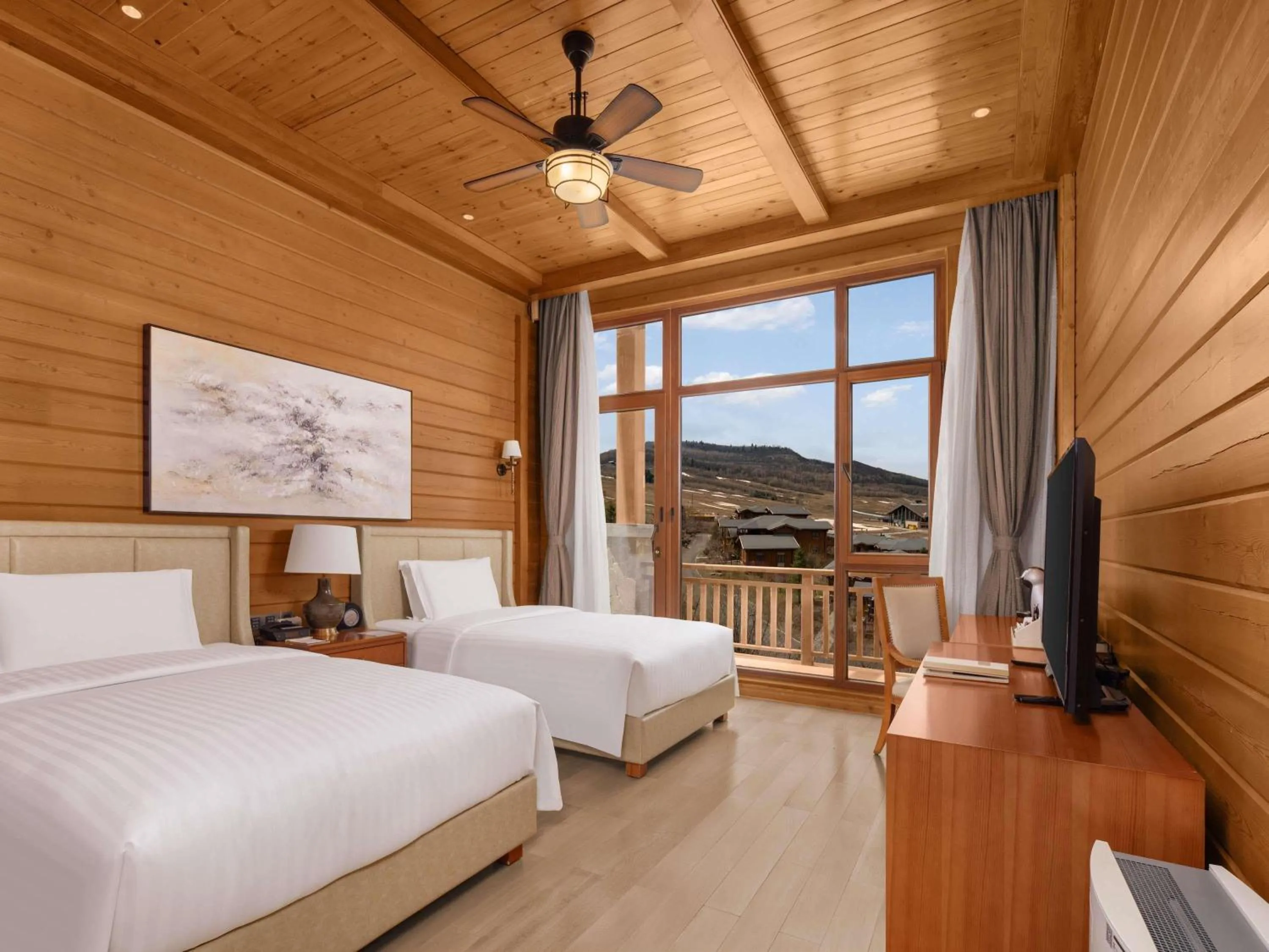 Photo of the whole room, Bed in Swissôtel Resort Changbaishan