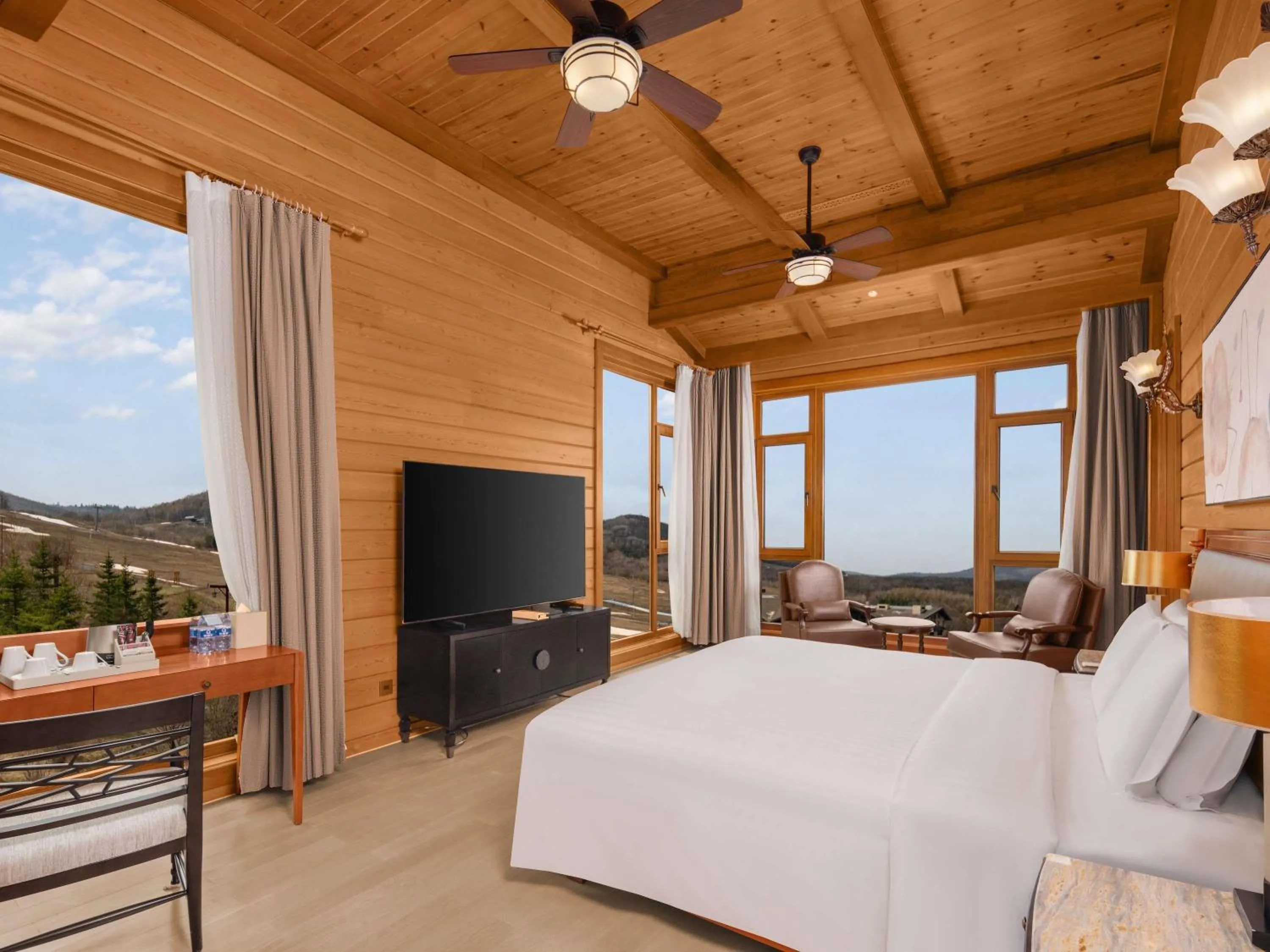 Photo of the whole room, Bed in Swissôtel Resort Changbaishan