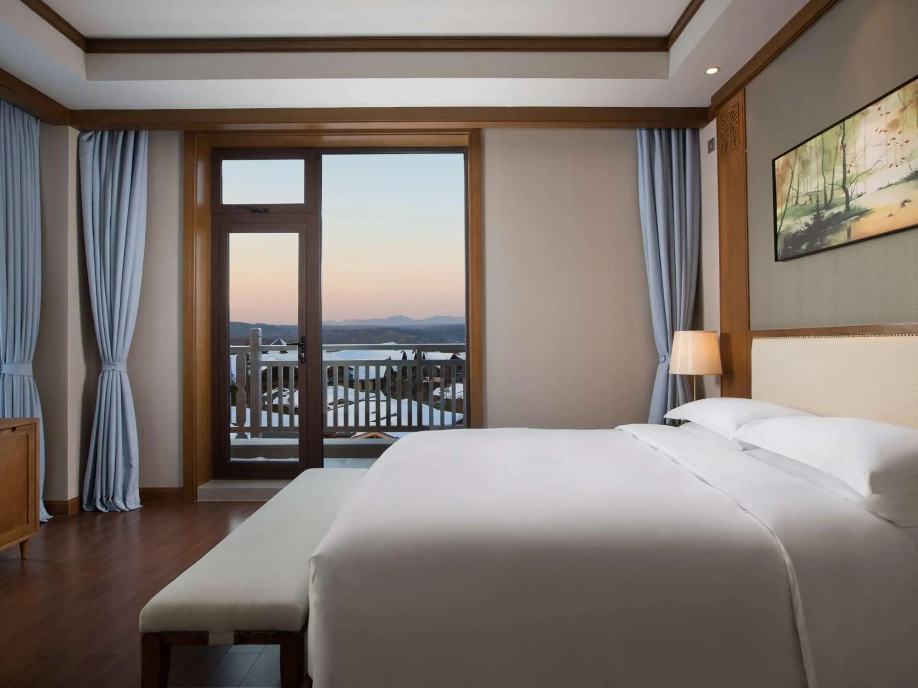 Photo of the whole room, Bed in Swissôtel Resort Changbaishan Photo of the whole room, Bed in Swissôtel Resort Changbaishan