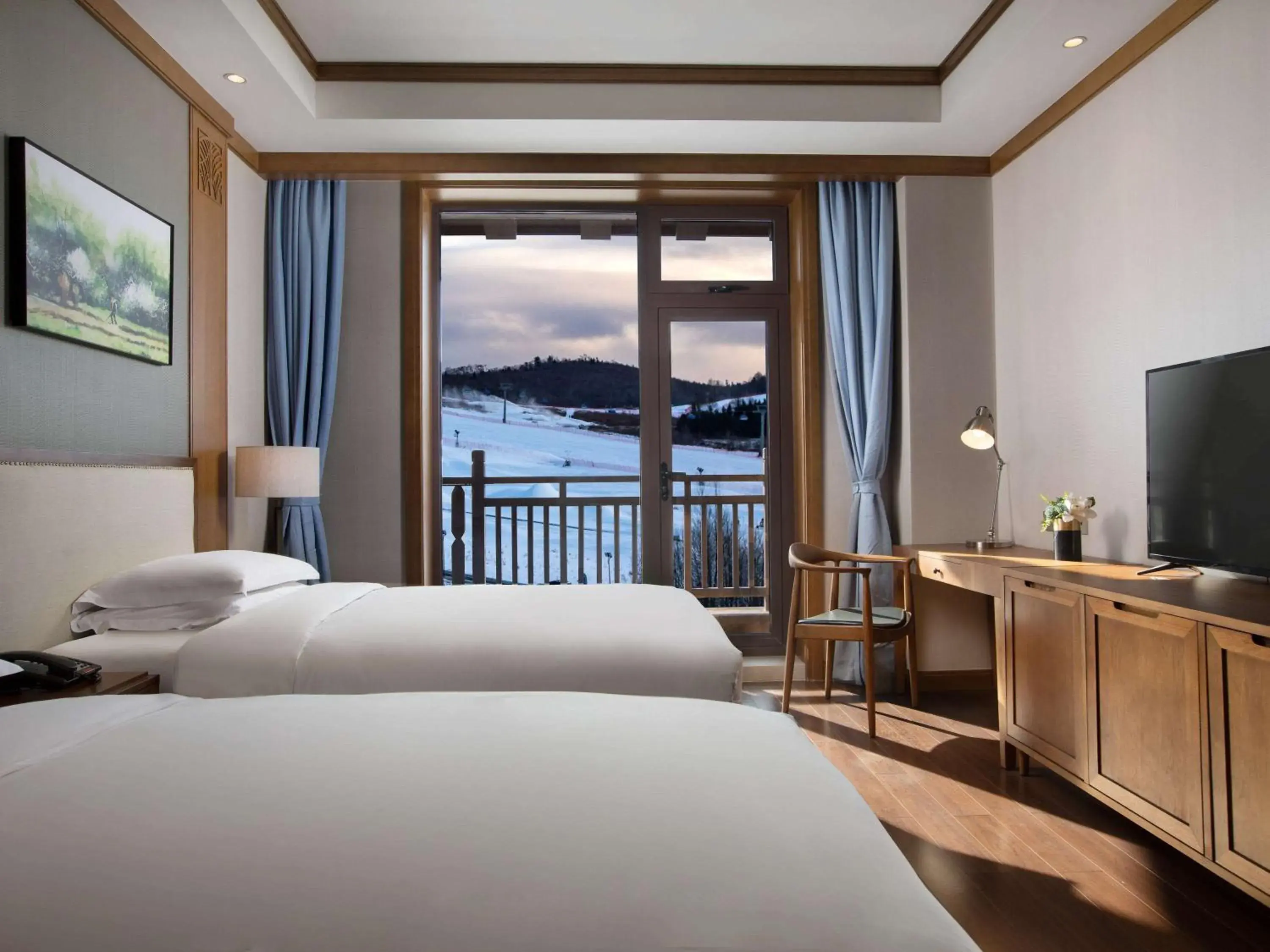 Photo of the whole room, Bed in Swissôtel Resort Changbaishan Photo of the whole room, Bed in Swissôtel Resort Changbaishan