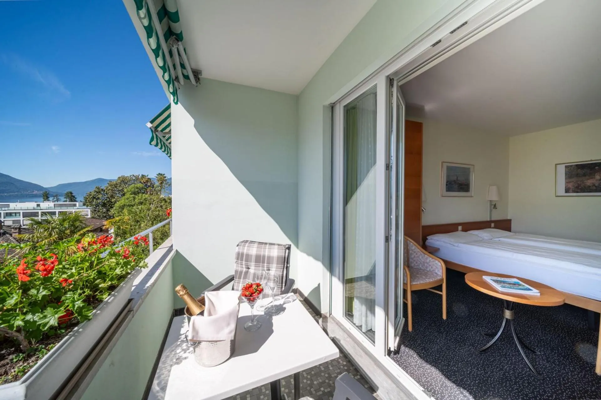 View (from property/room), Bed in Hotel La Perla