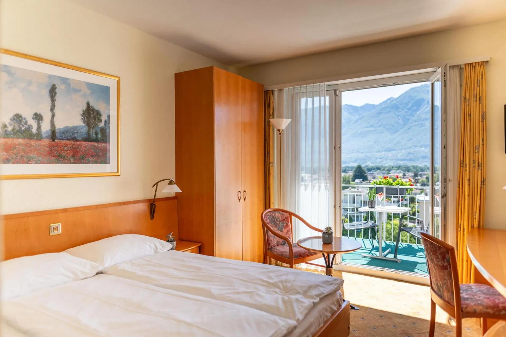 View (from property/room), Bed in Hotel La Perla