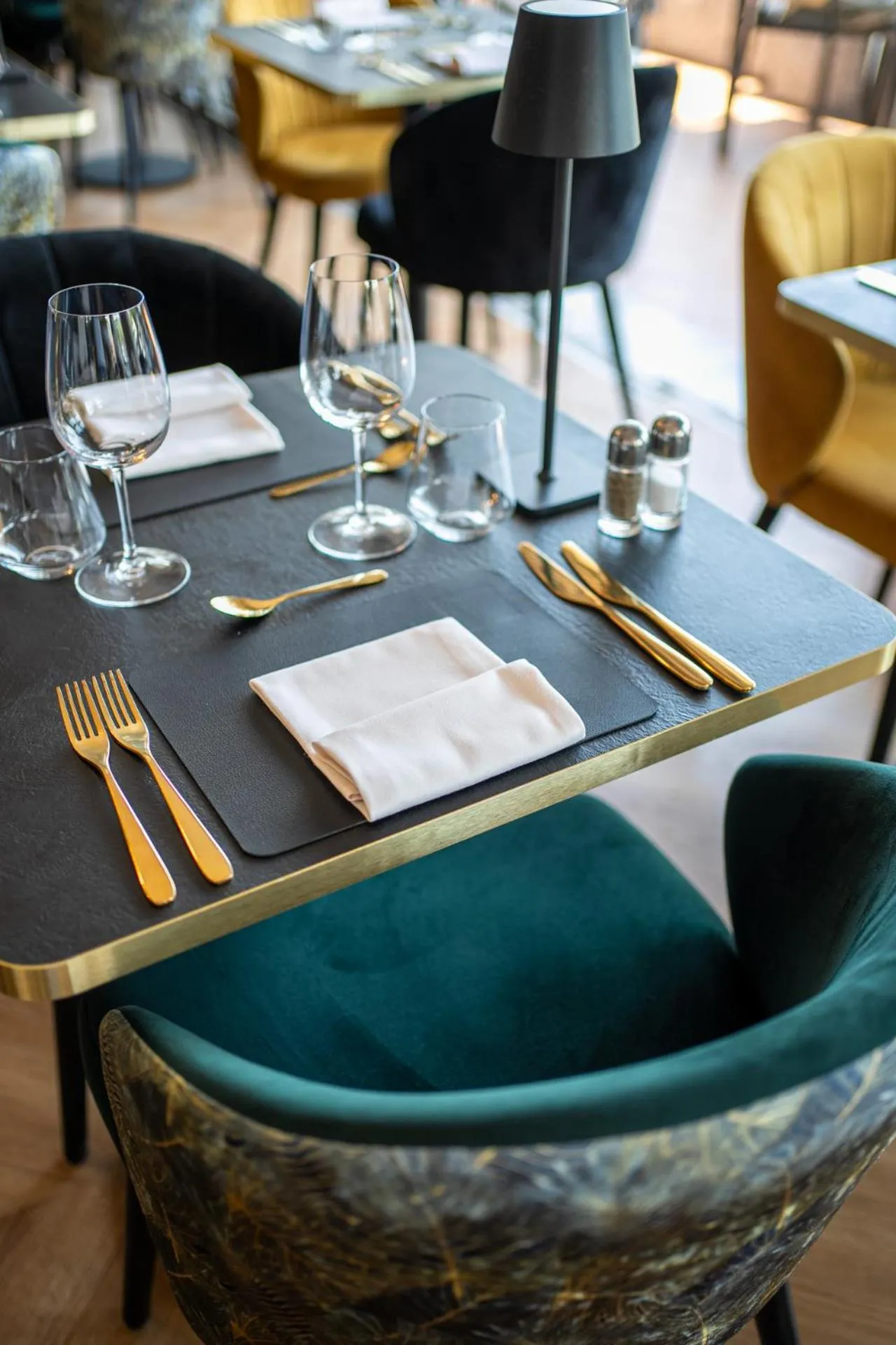 Restaurant/places to eat in Hotel La Perla