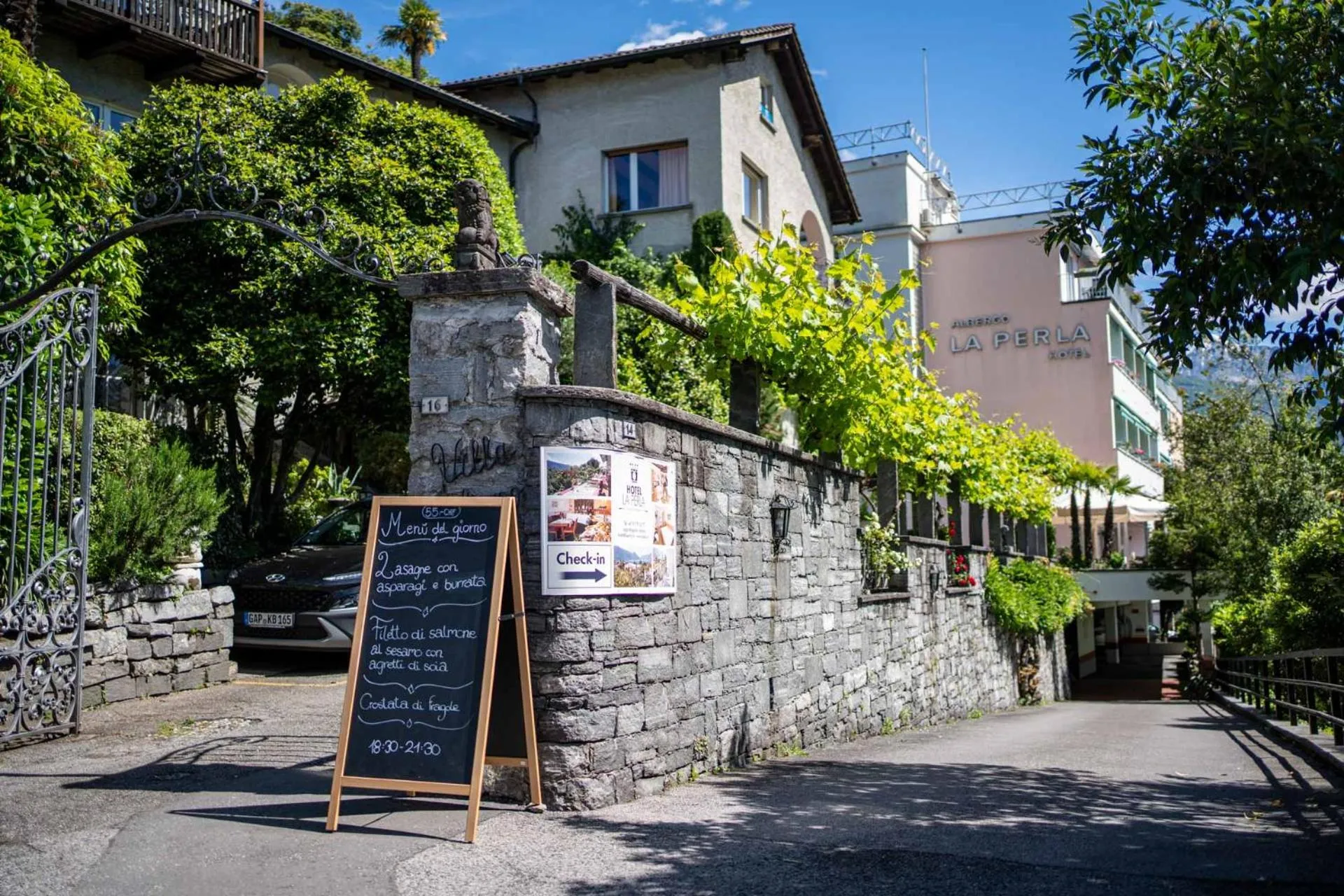 Property logo or sign in Hotel La Perla