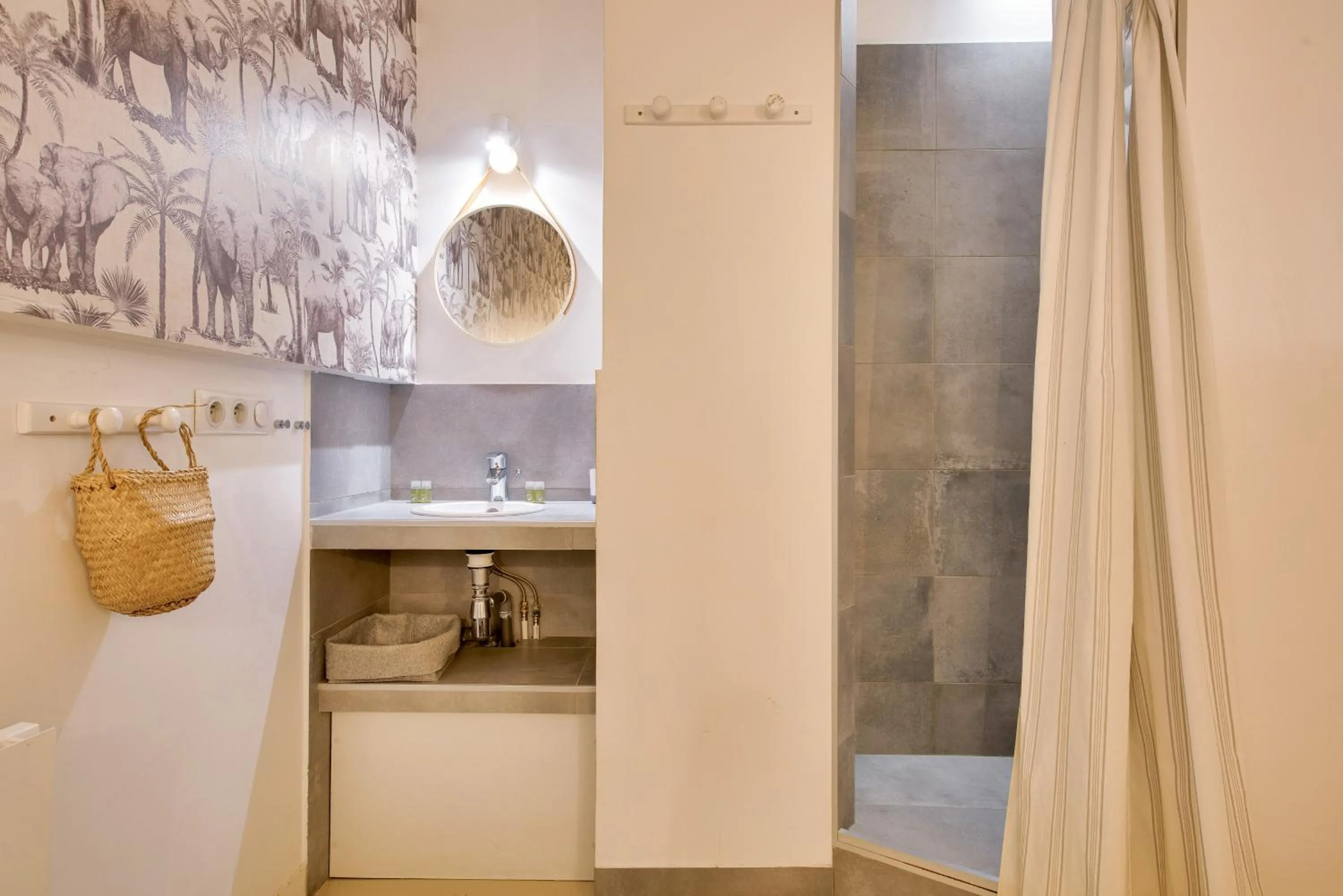 Bathroom in New Stunning 4 Bdrs Apt, With AC – Le Marais