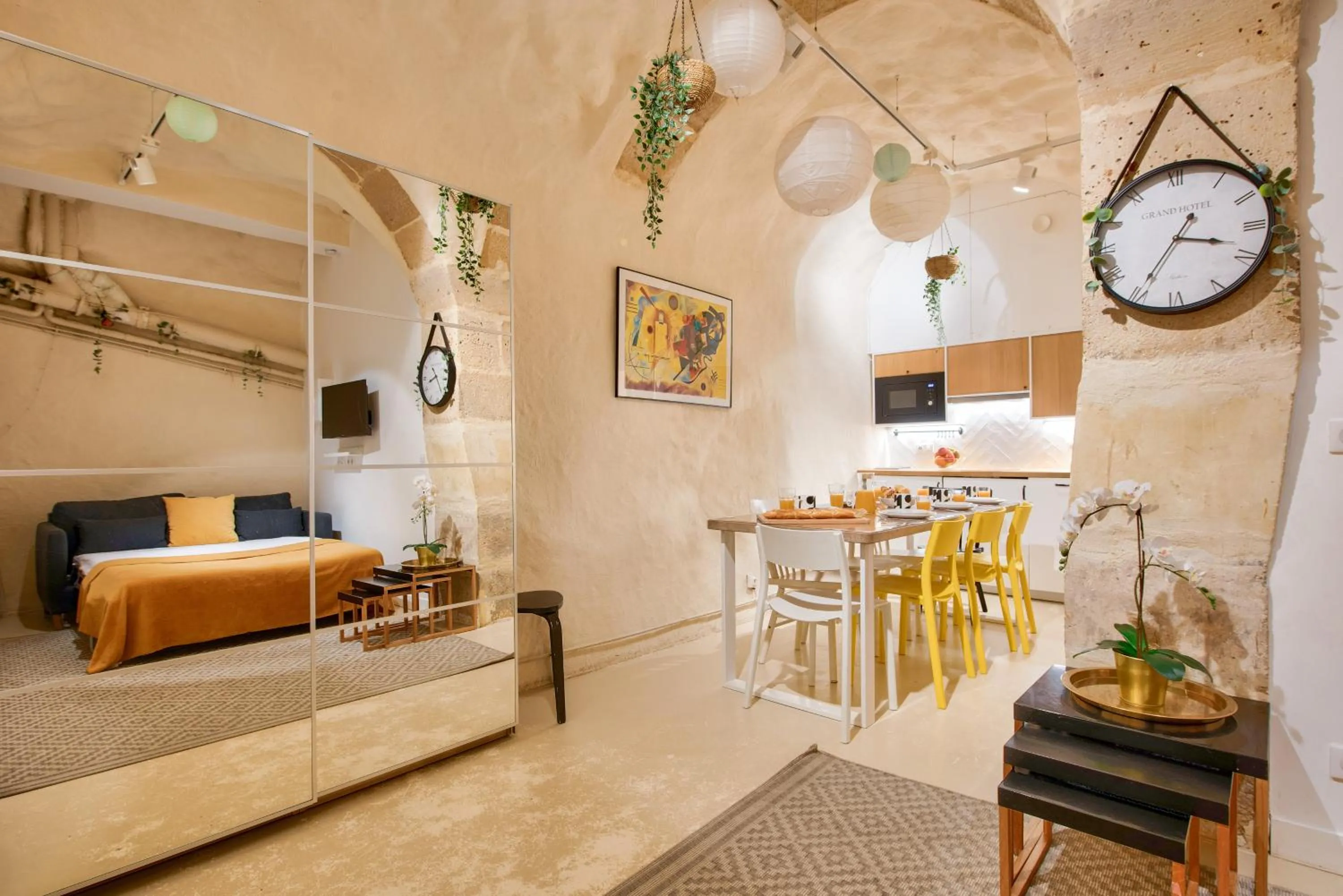 Living room in New Stunning 4 Bdrs Apt, With AC – Le Marais