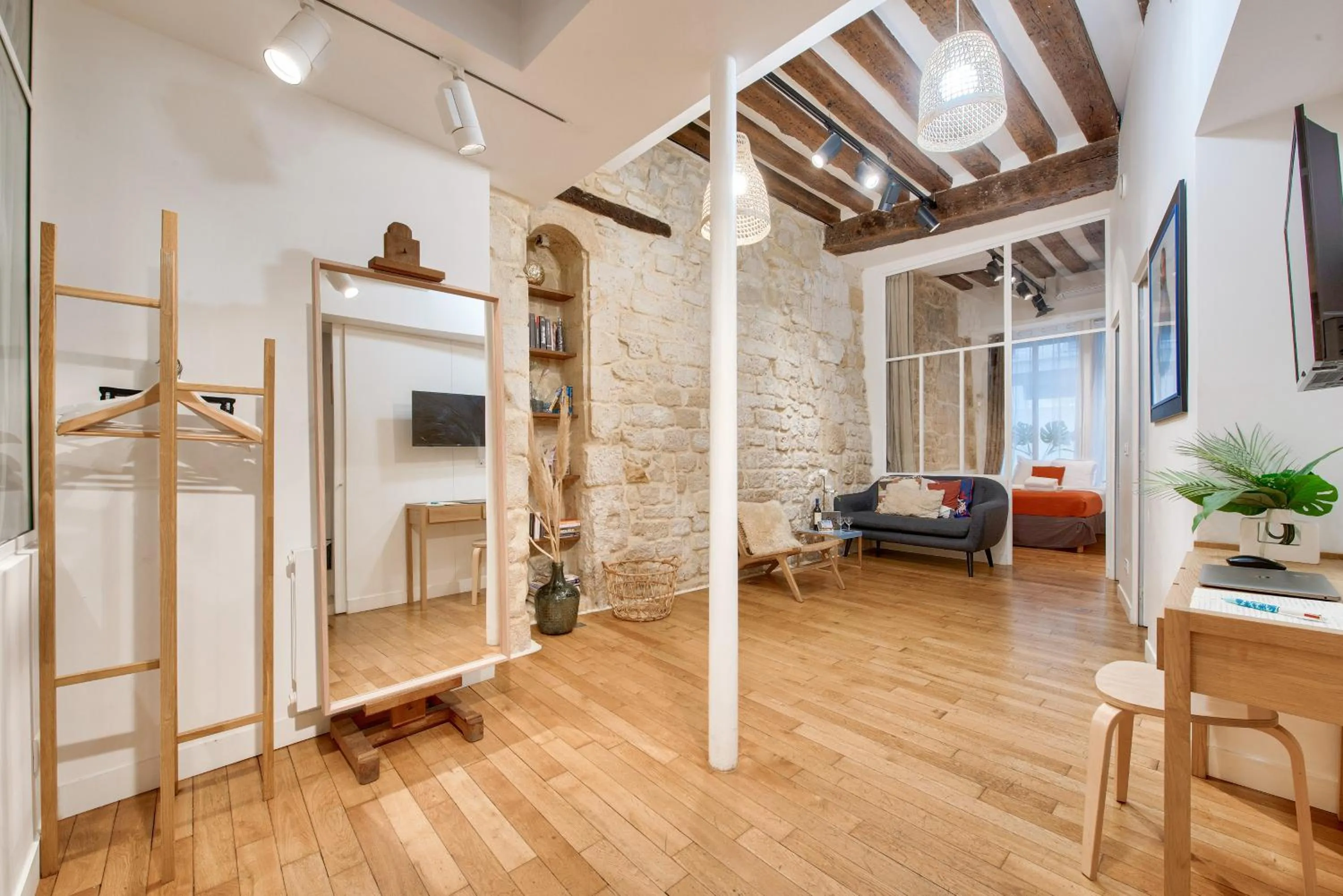Living room in New Stunning 4 Bdrs Apt, With AC – Le Marais