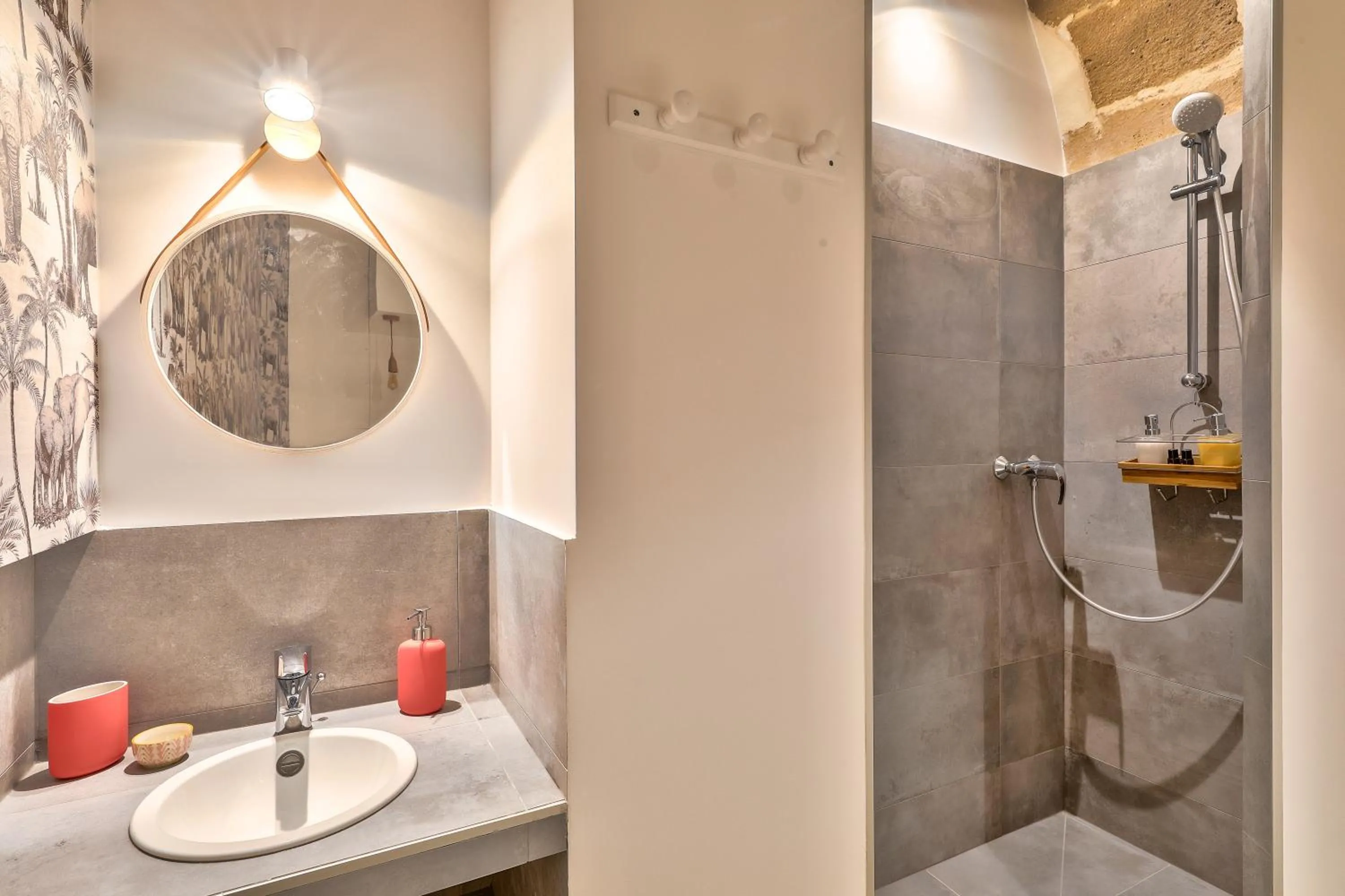 Bathroom in New Stunning 4 Bdrs Apt, With AC – Le Marais