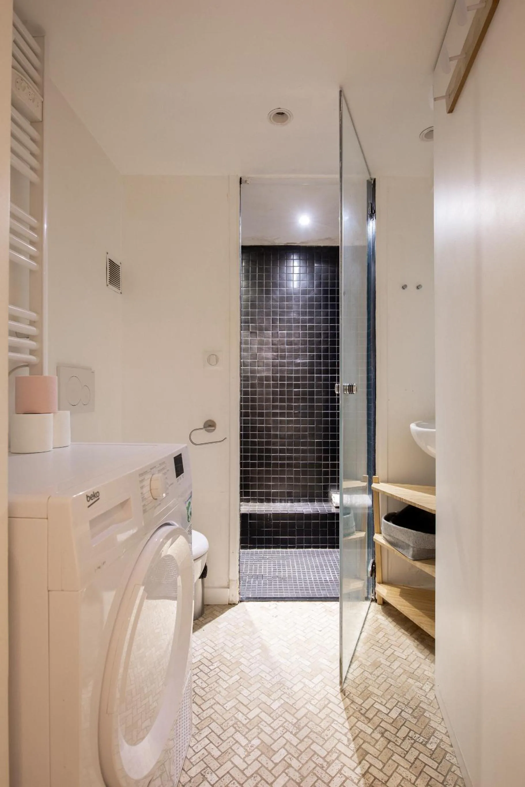 Bathroom in New Stunning 4 Bdrs Apt, With AC – Le Marais