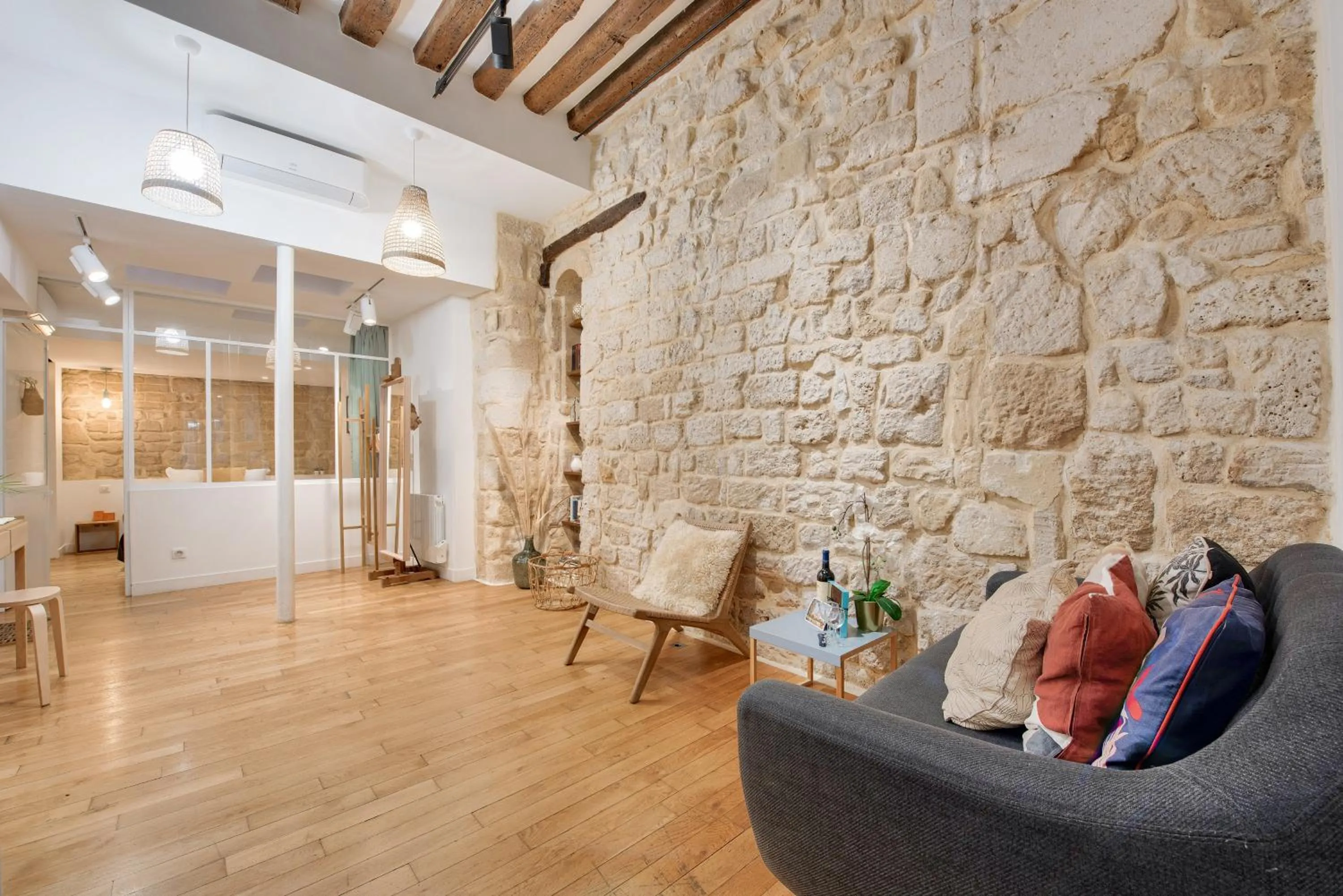 Library in New Stunning 4 Bdrs Apt, With AC – Le Marais