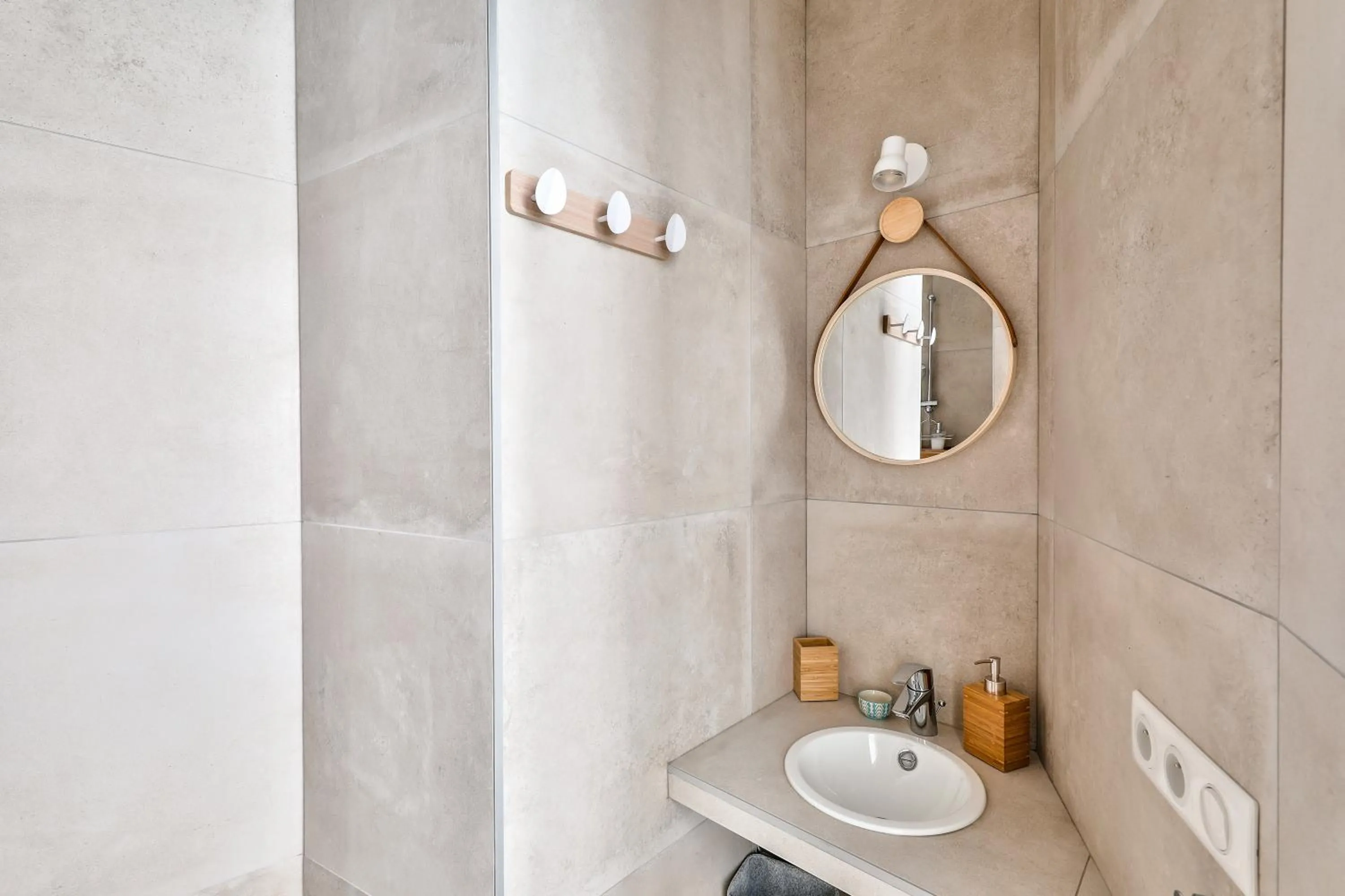 Bathroom in New Stunning 4 Bdrs Apt, With AC – Le Marais